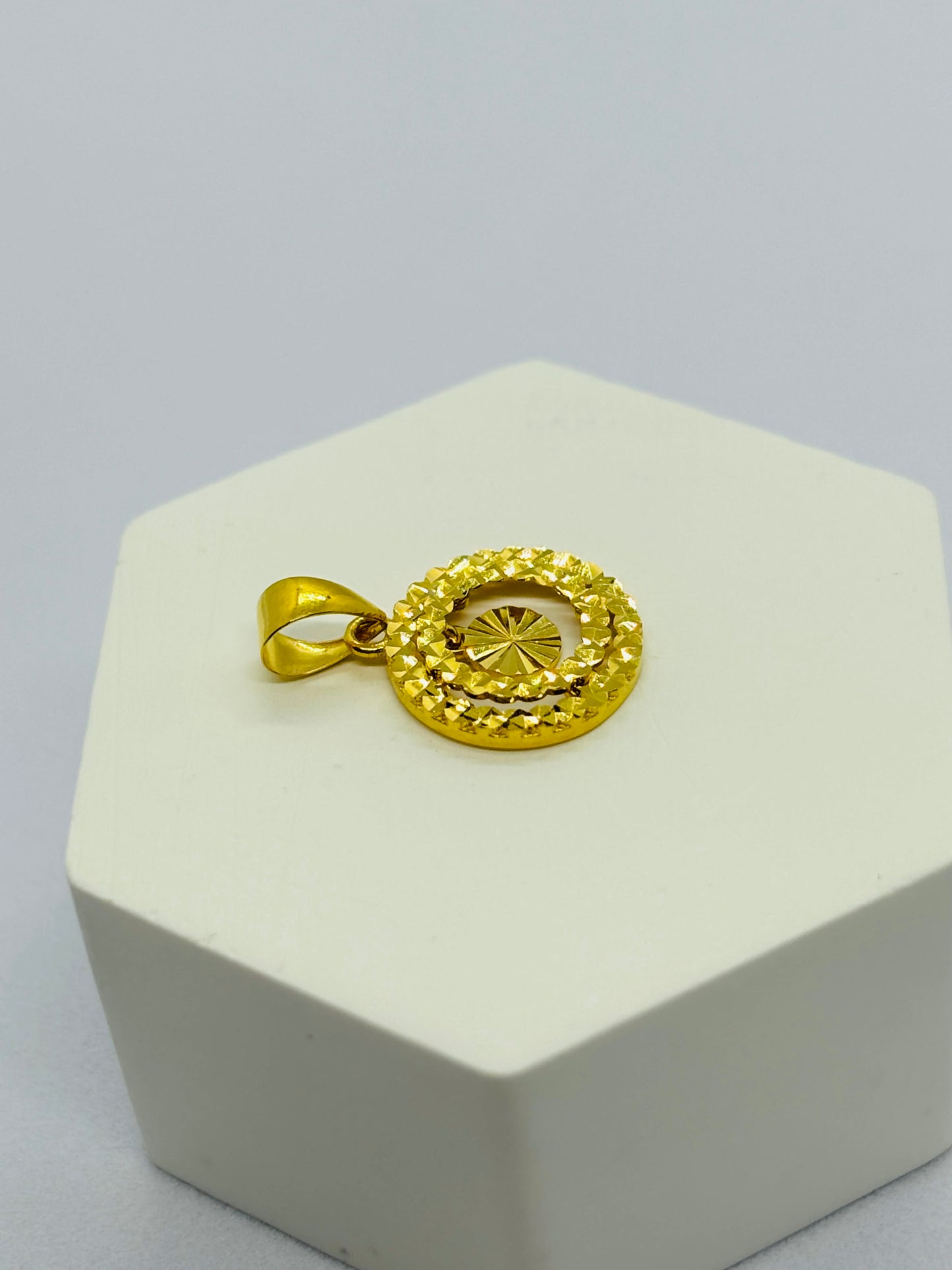 18k Gold Circle Pendant