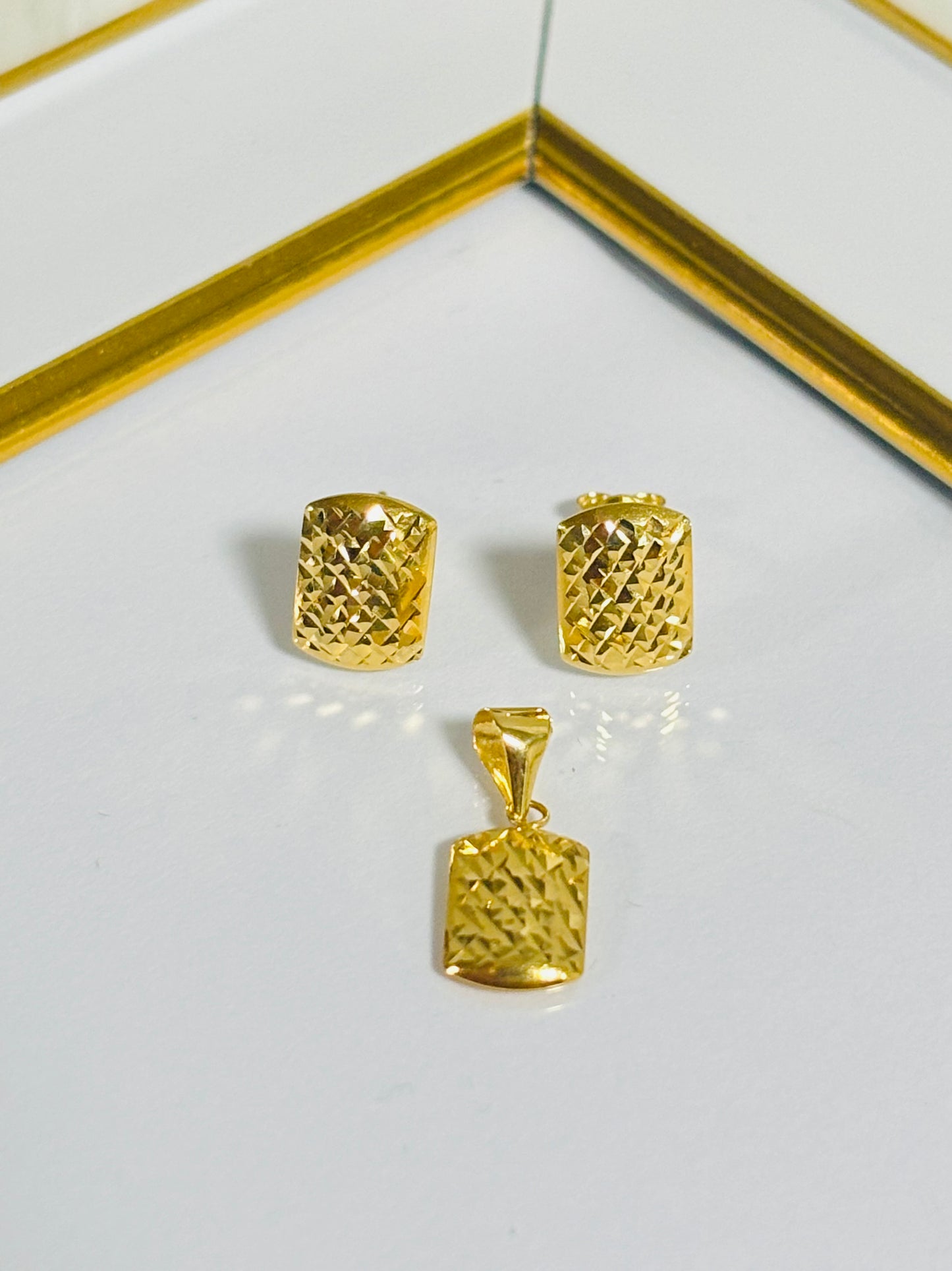18K Gold Diamond Cut Earrings and Pendant Set