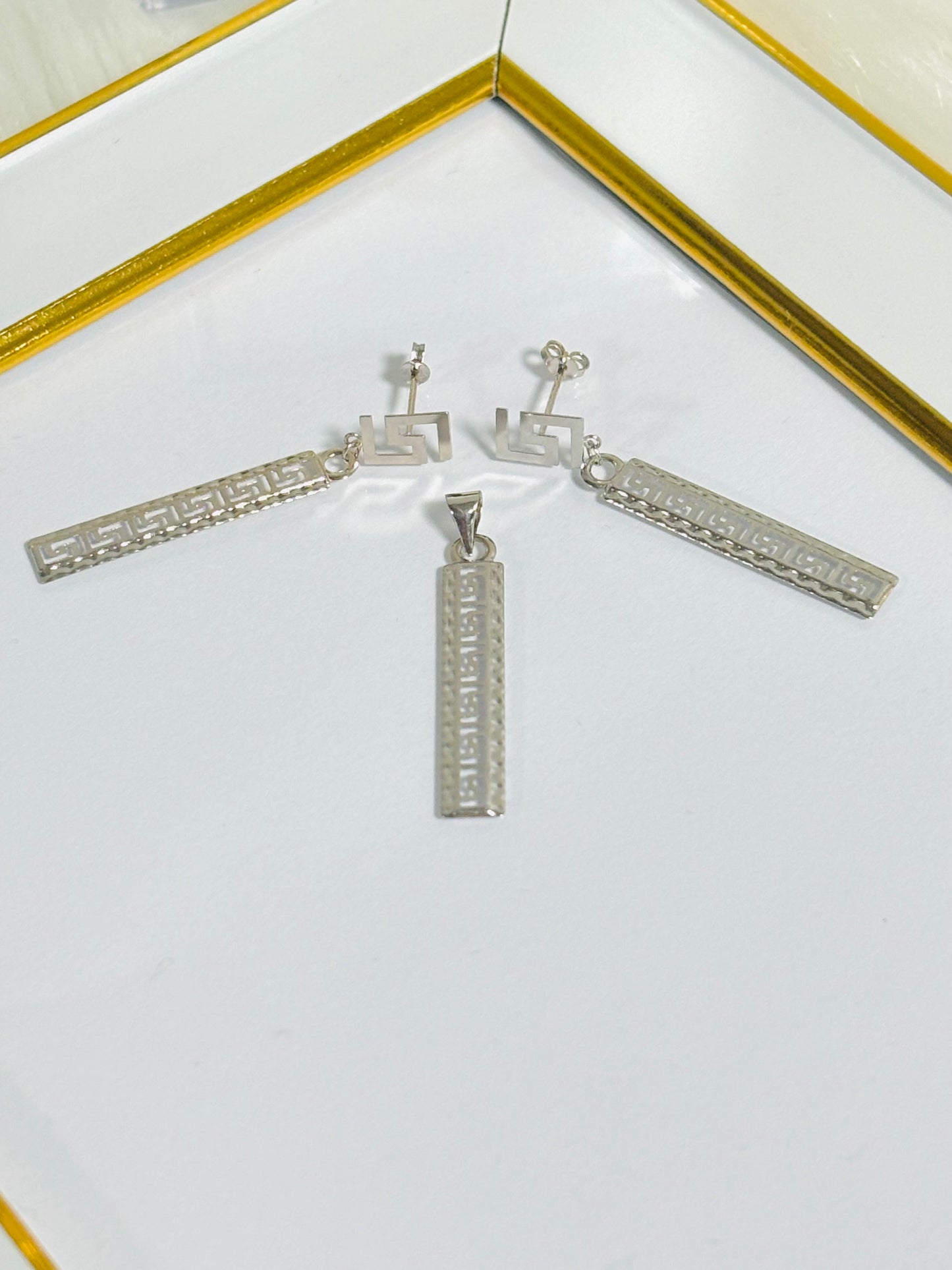 18k White Gold Earrings and Pendant Set