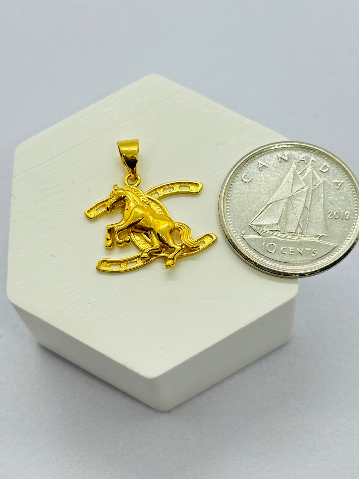 18K Gold Horse and Horse Shoe Pendant