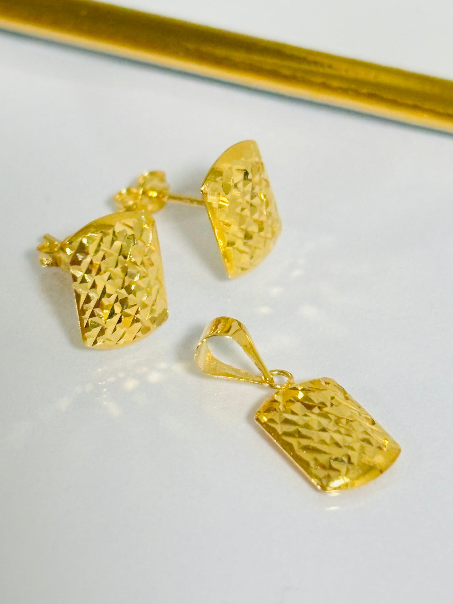 18K Gold Diamond Cut Earrings and Pendant Set