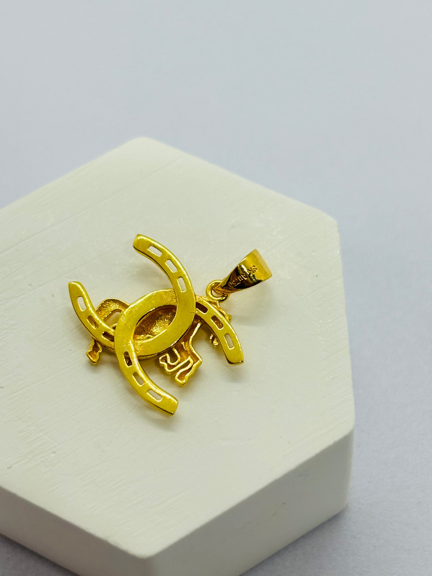 18K Gold Horse and Horse Shoe Pendant