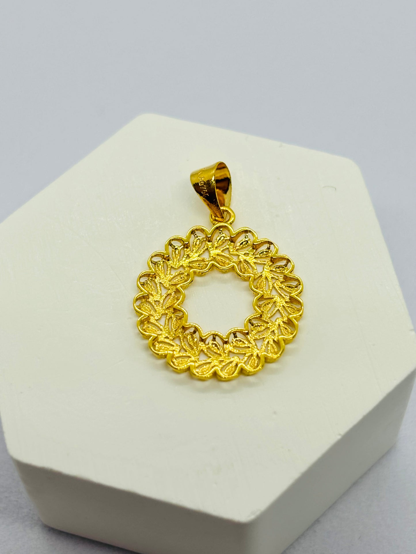 18K Gold Flower Circle Pendant