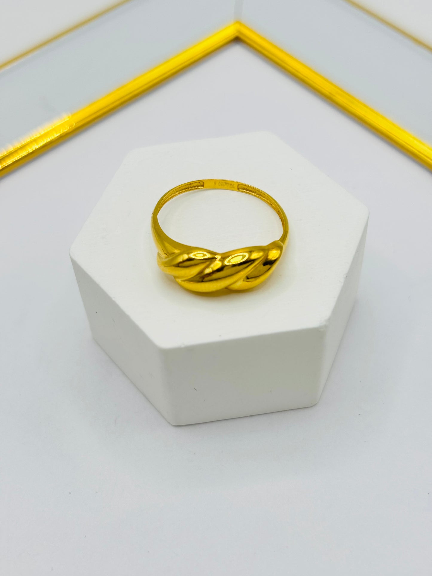18K Gold Twisted Ring