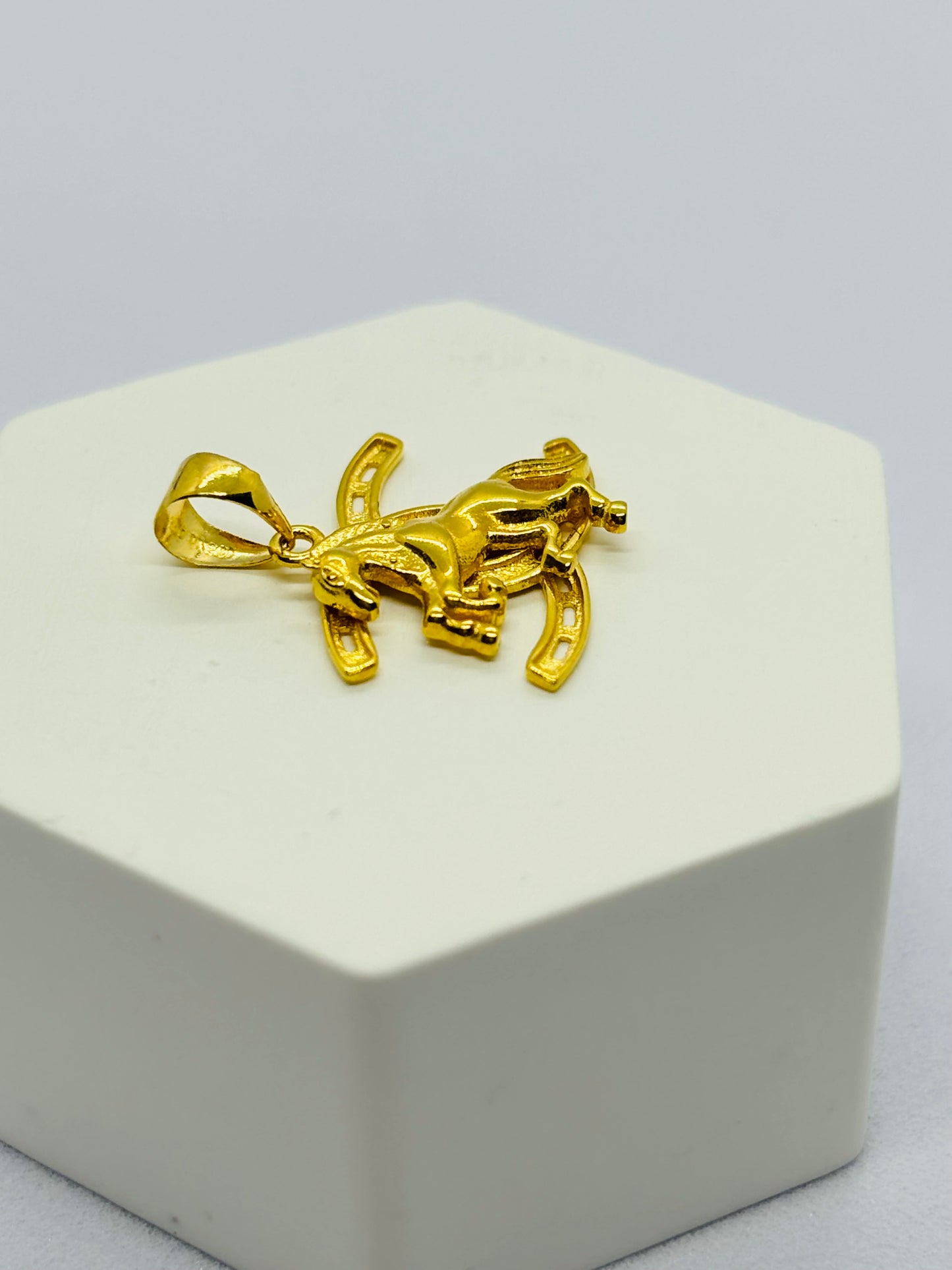 18K Gold Horse and Horse Shoe Pendant