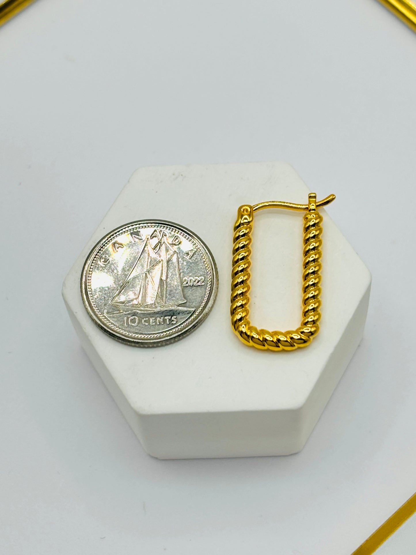 18K Gold Twisted Oval Loop Earrings (Electroform)