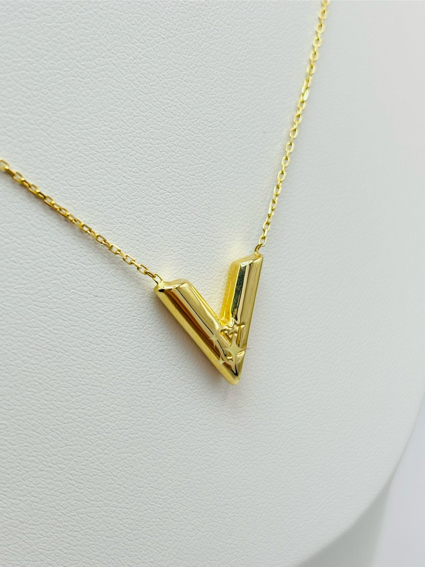 K18 Japan Gold V Necklace