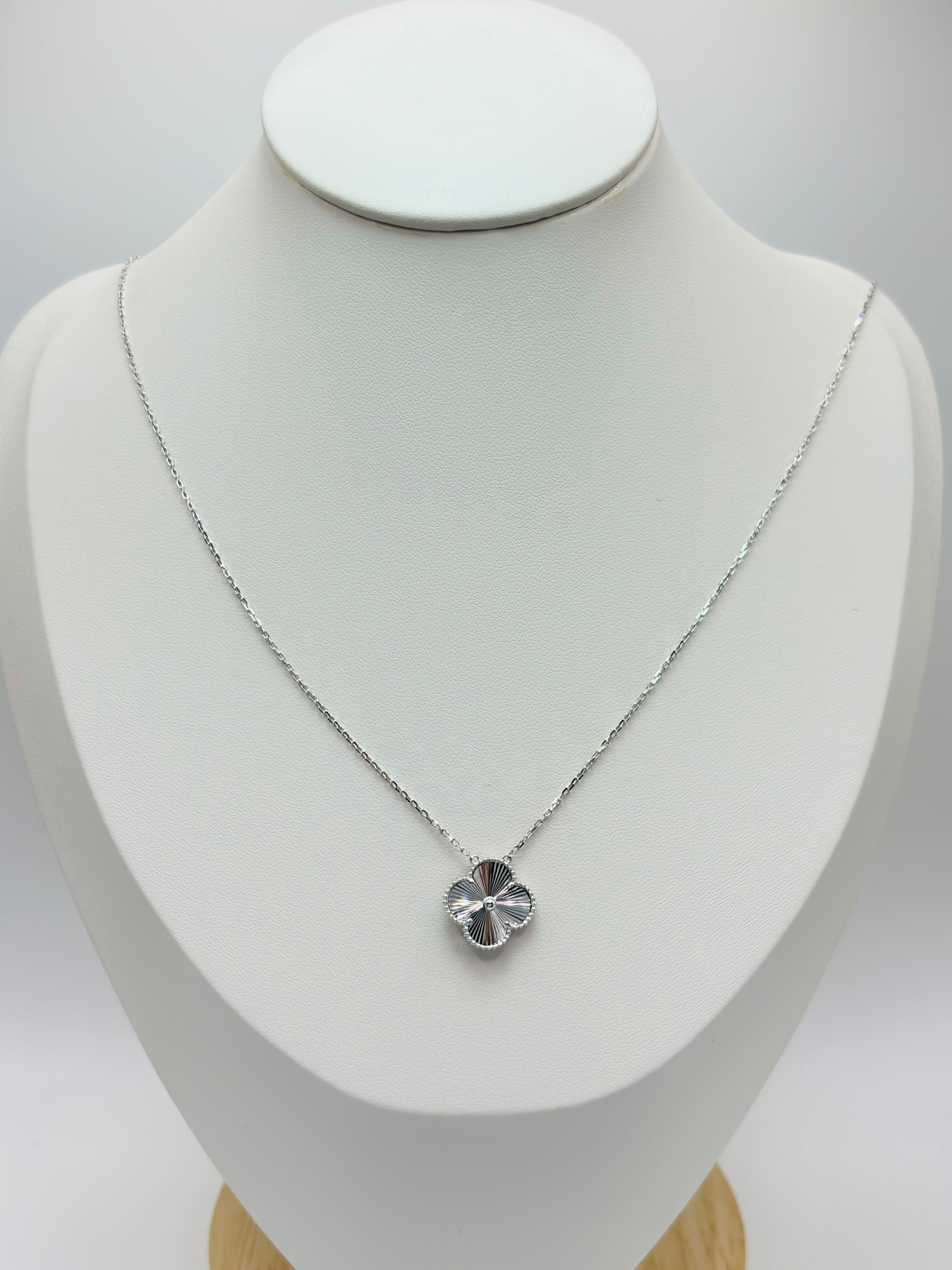 18K White Gold Clover Attached Necklace