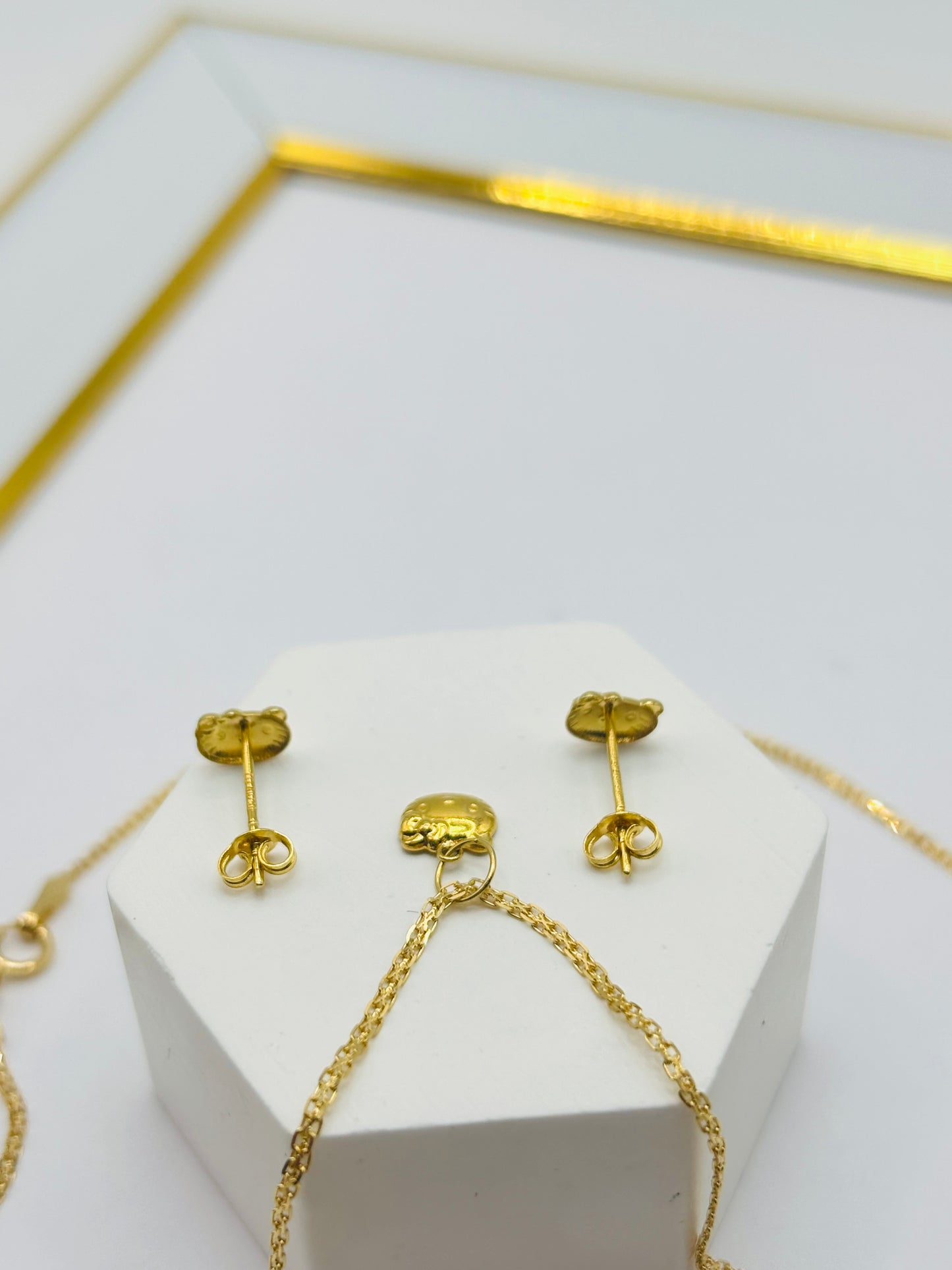 18K Gold Carpet Chain with HK Pendant and Earrings Kids Set