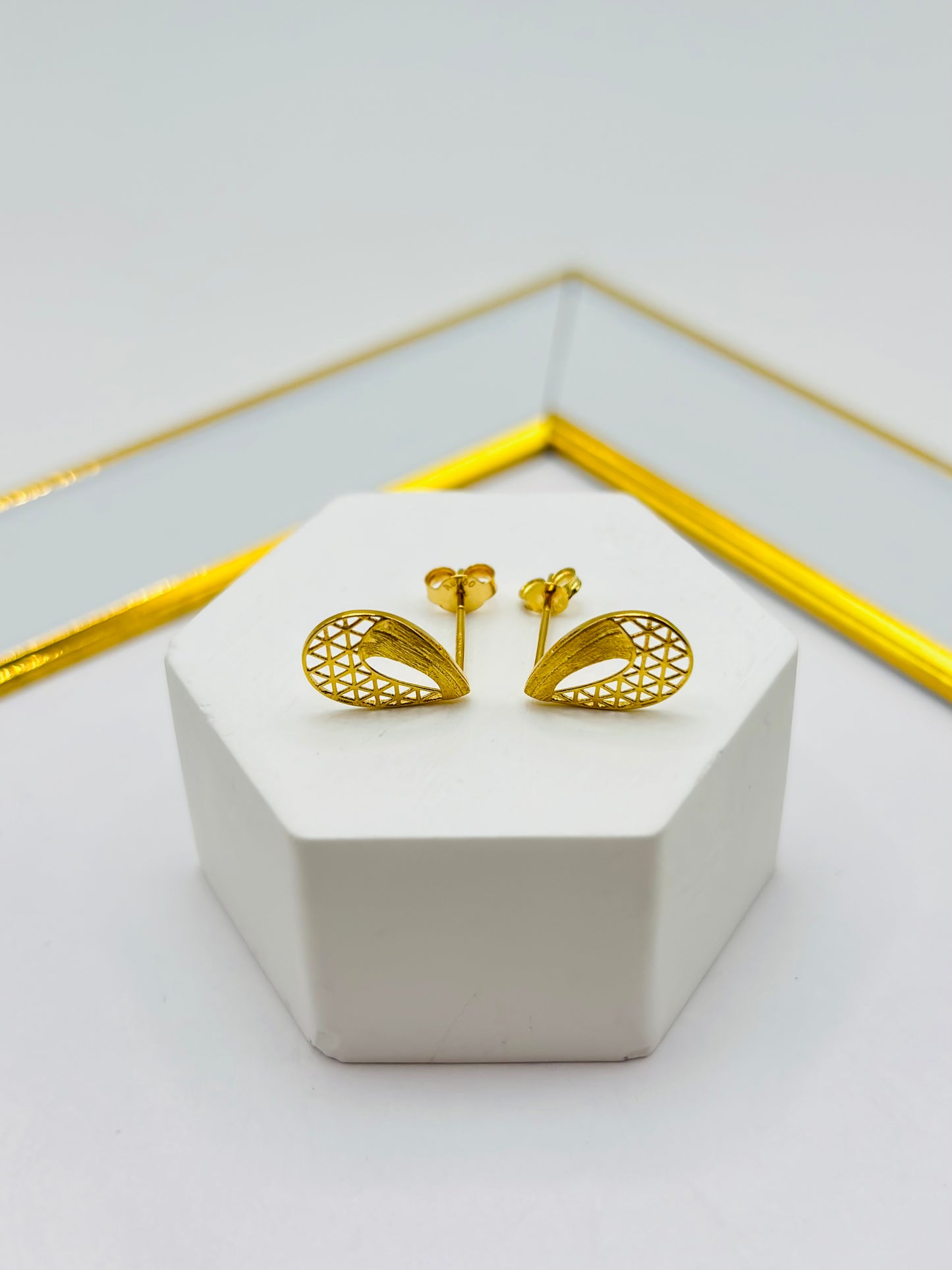 18K Gold Oval Earrings