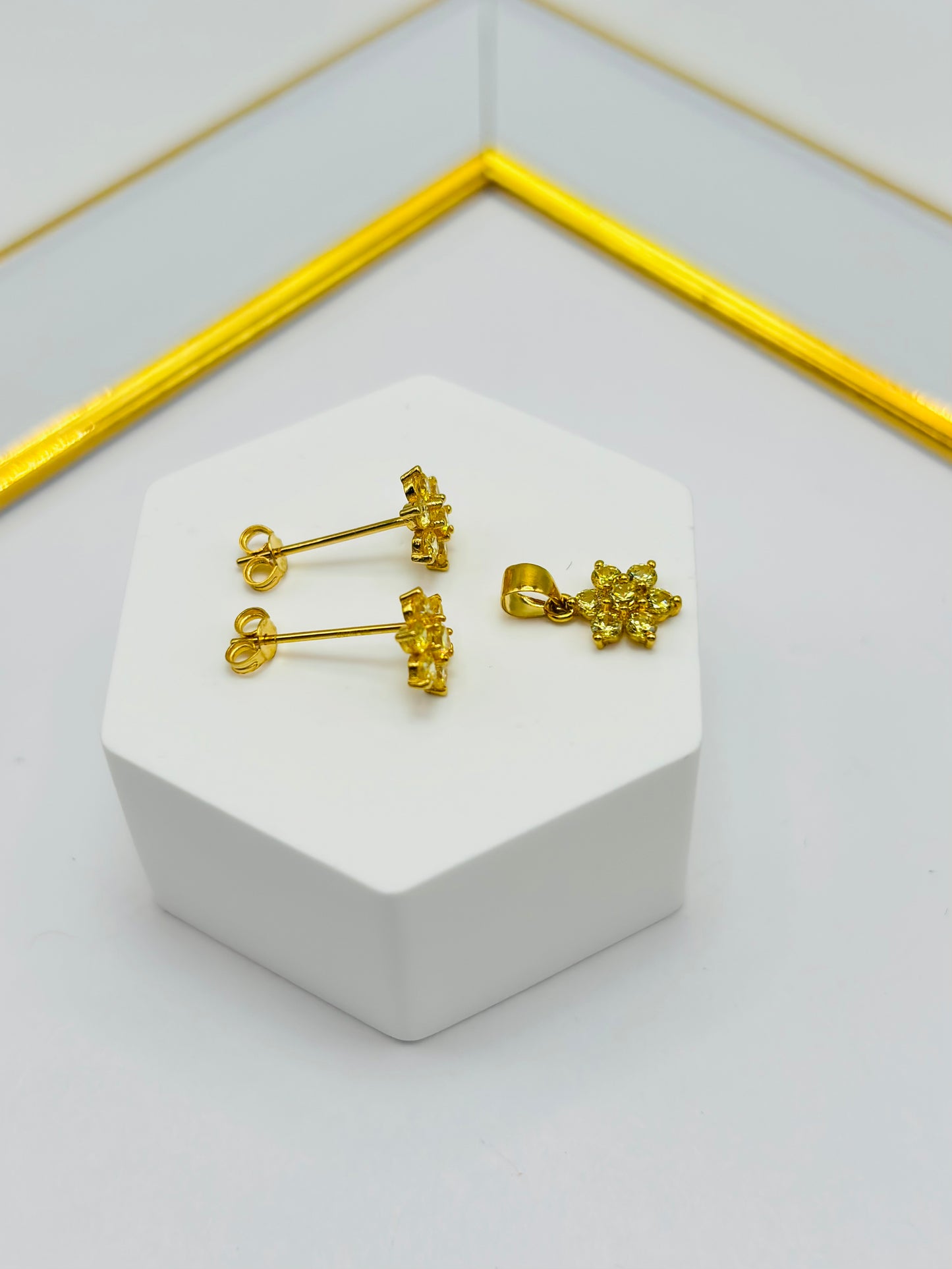 18K Gold Flower Stone Earrings and Pendant Set (Yellow)