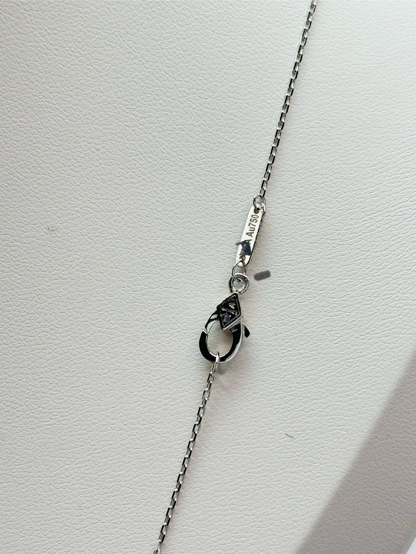 18K White Gold Clover Attached Necklace