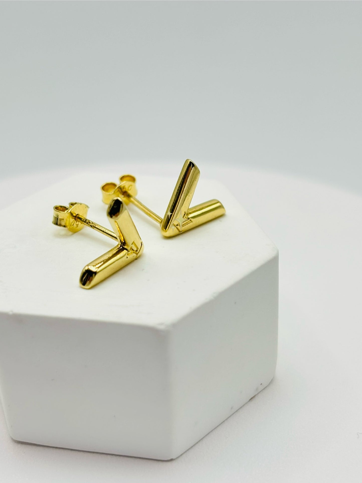 K18 Japan Gold V Earrings