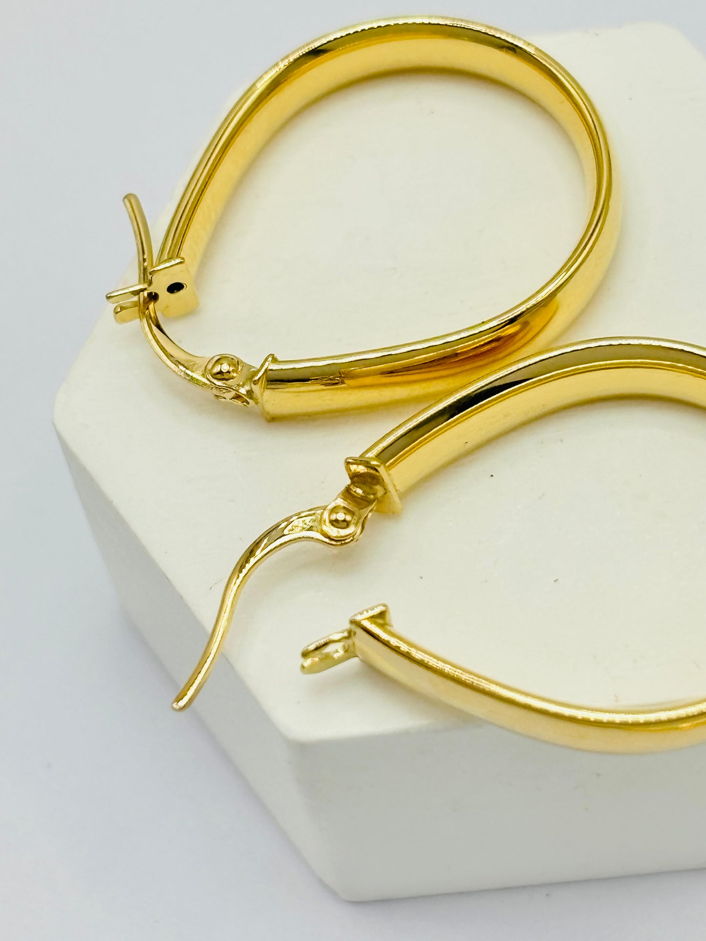 18K Gold Plain Oval Loop Earrings