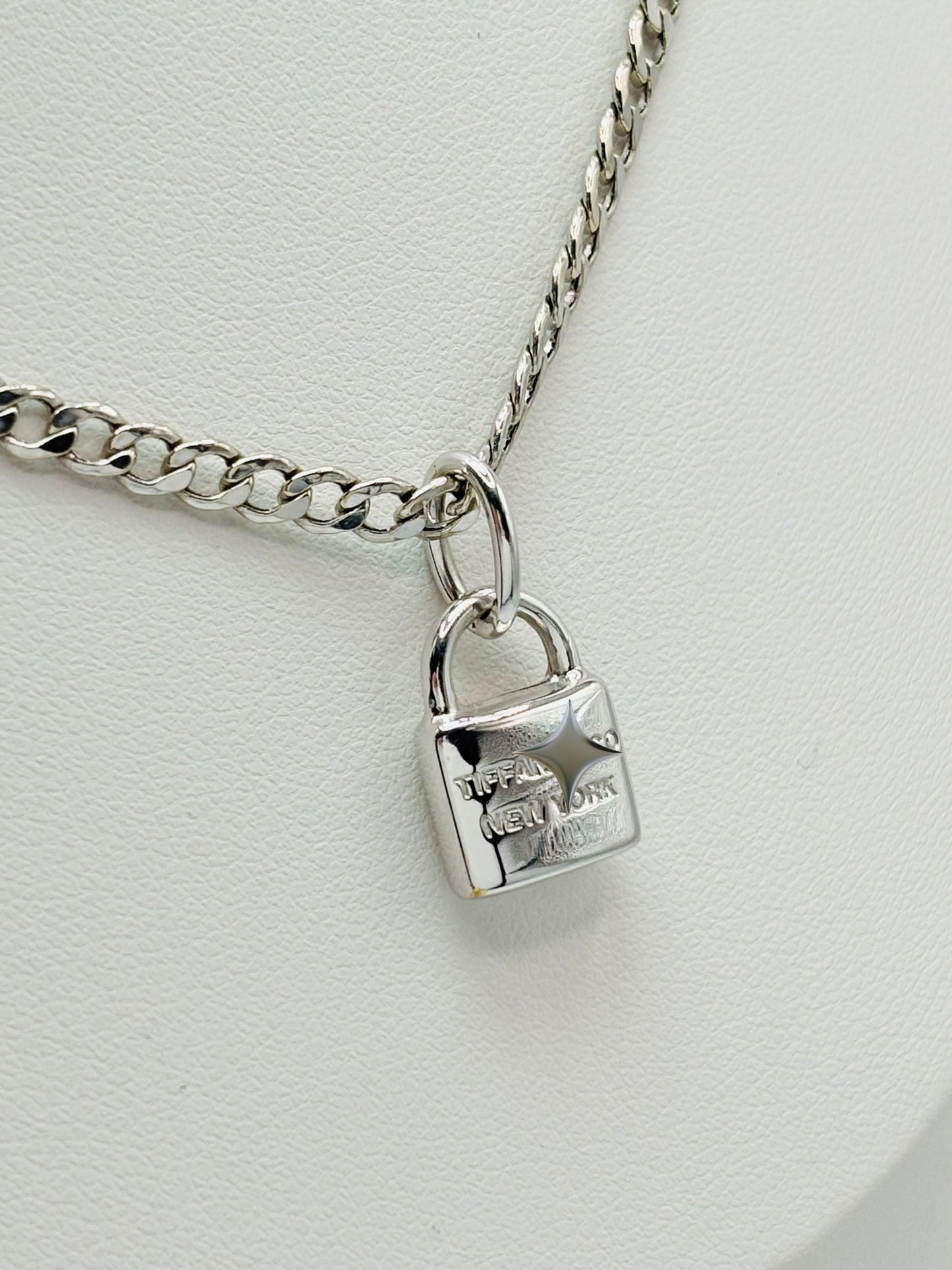 18K White Gold Necklace with Padlock Pendant Set