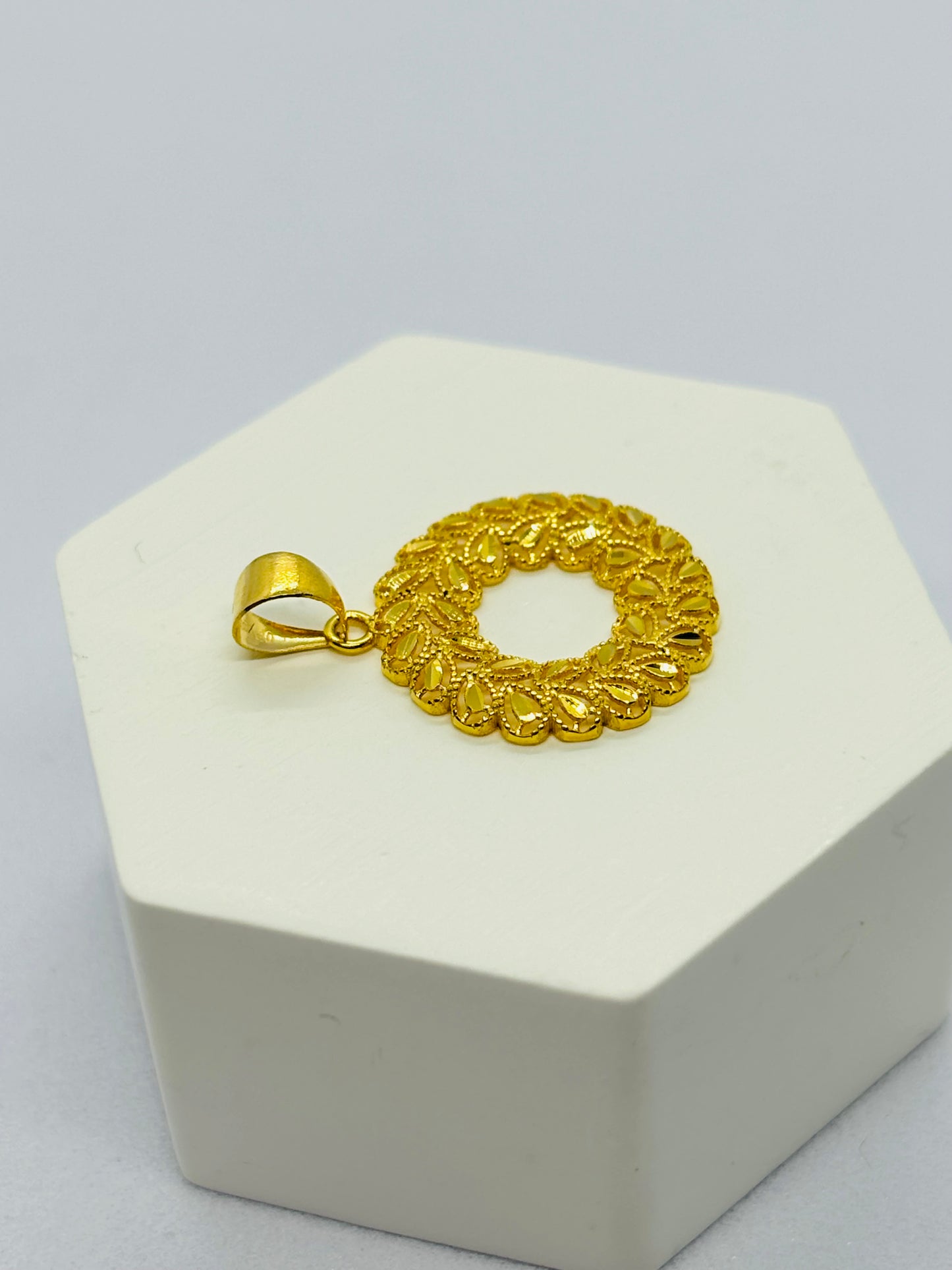 18K Gold Flower Circle Pendant