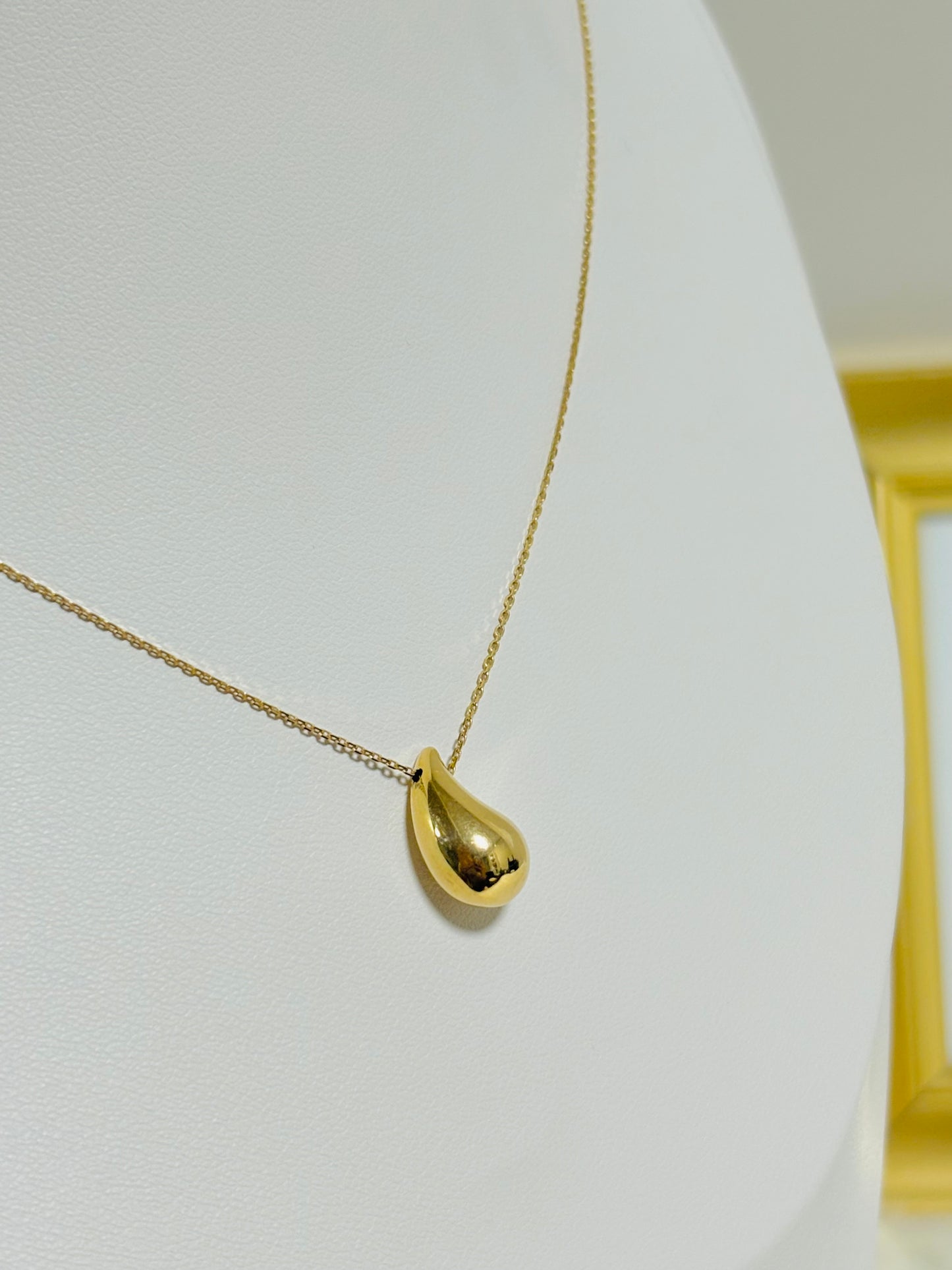 18K Gold Teardrop Attached Pendant Necklace