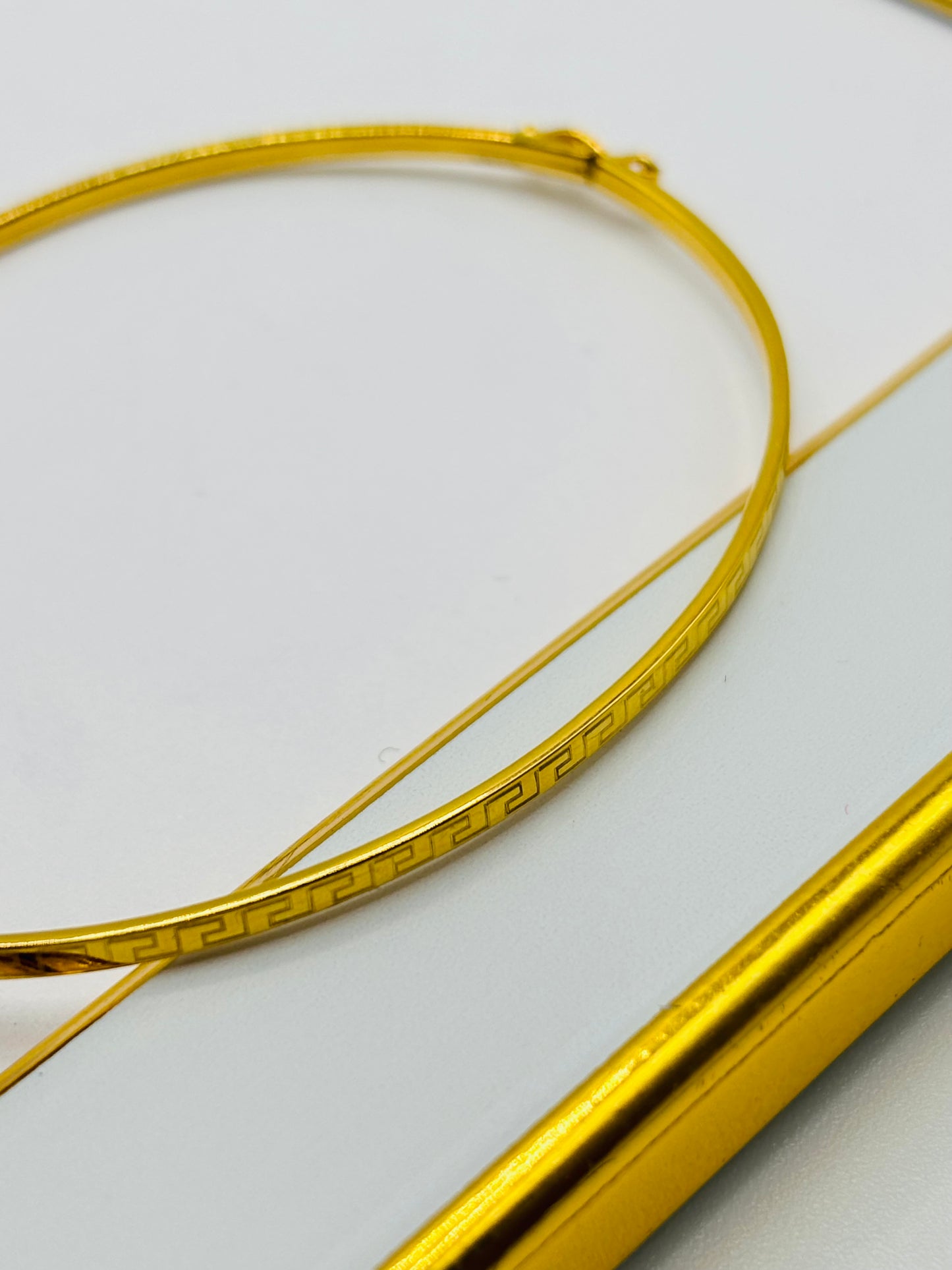 18K Gold F Slim Bangle