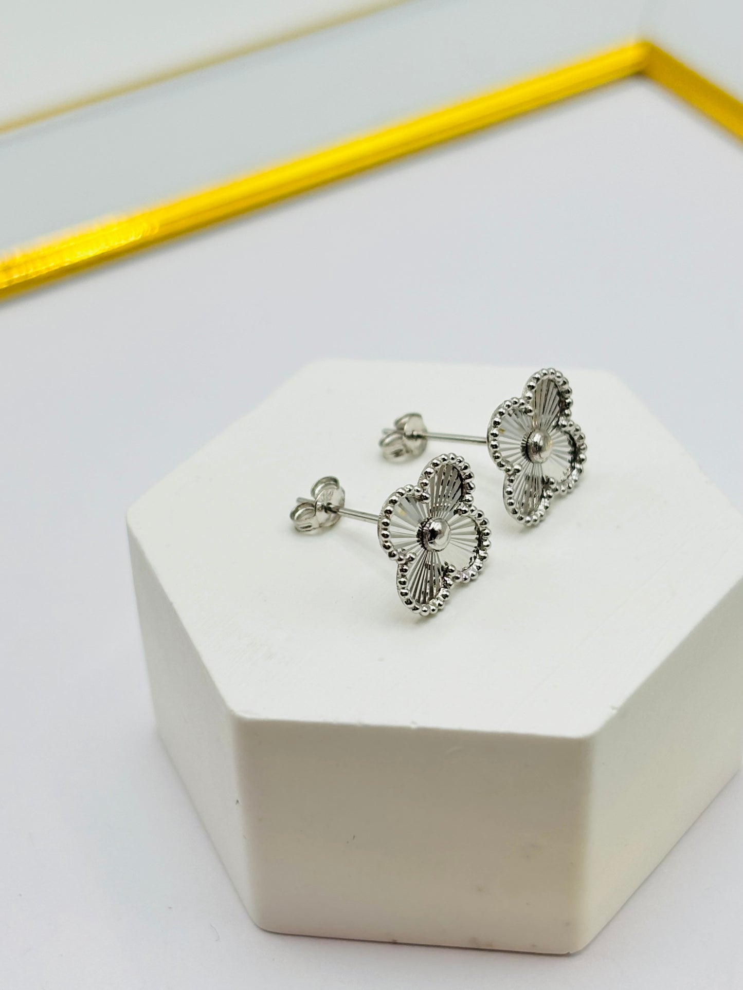 18K White Gold Clover Earrings