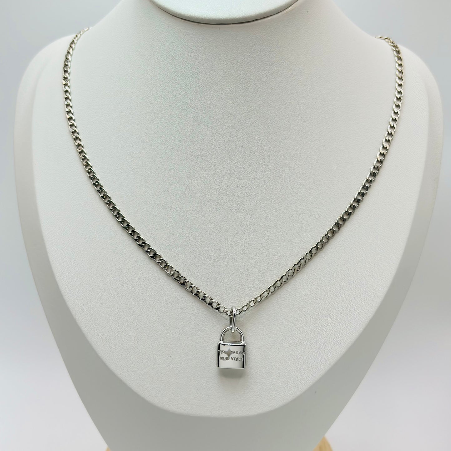 18K White Gold Necklace with Padlock Pendant Set