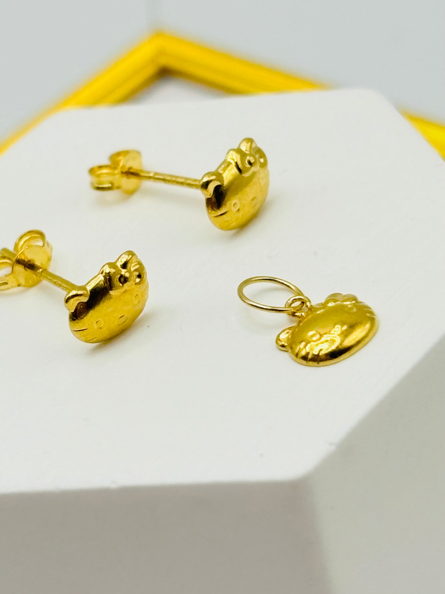 18K Gold HK Earrings and Pendant Set Kids