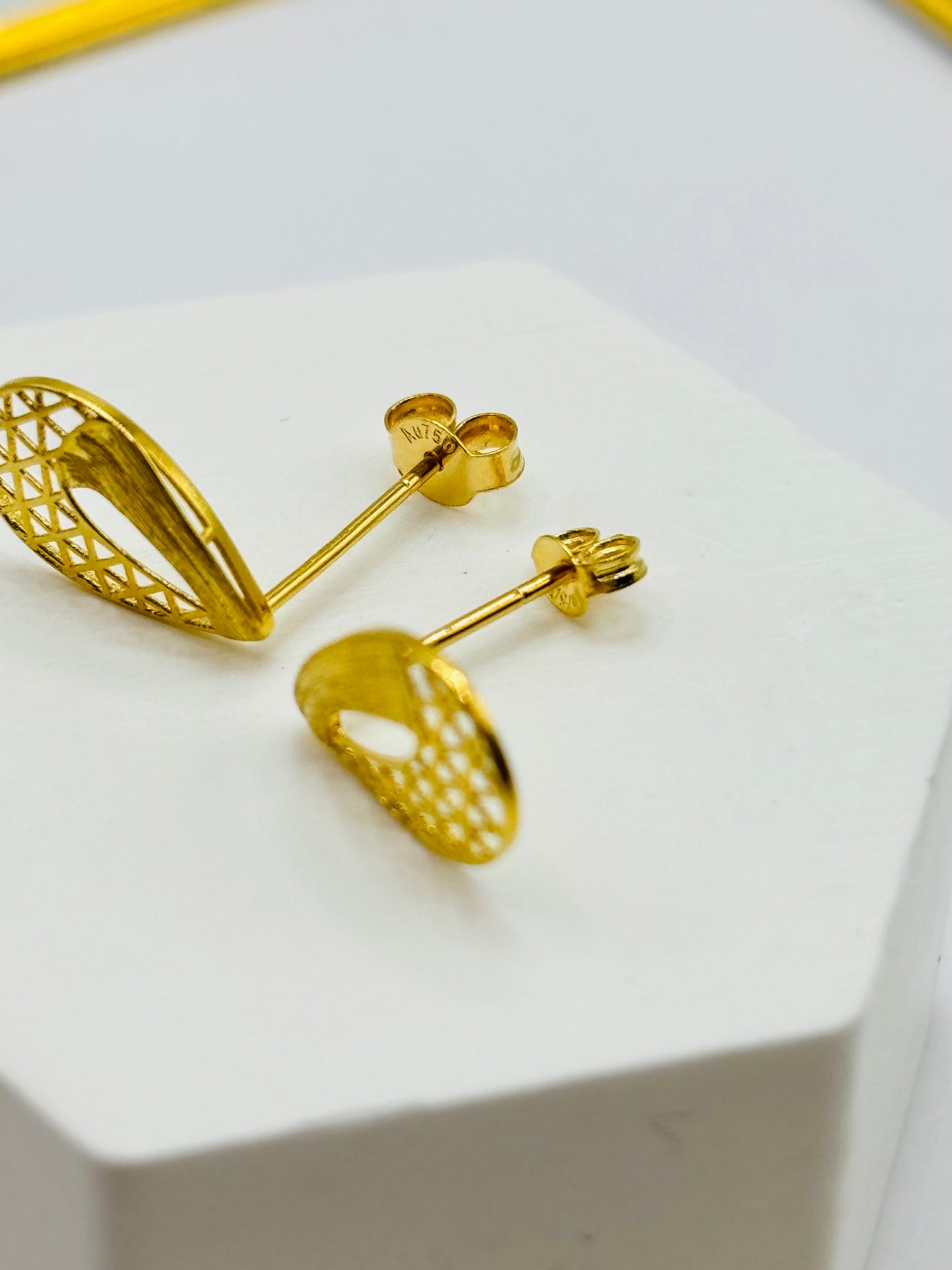 18K Gold Oval Earrings