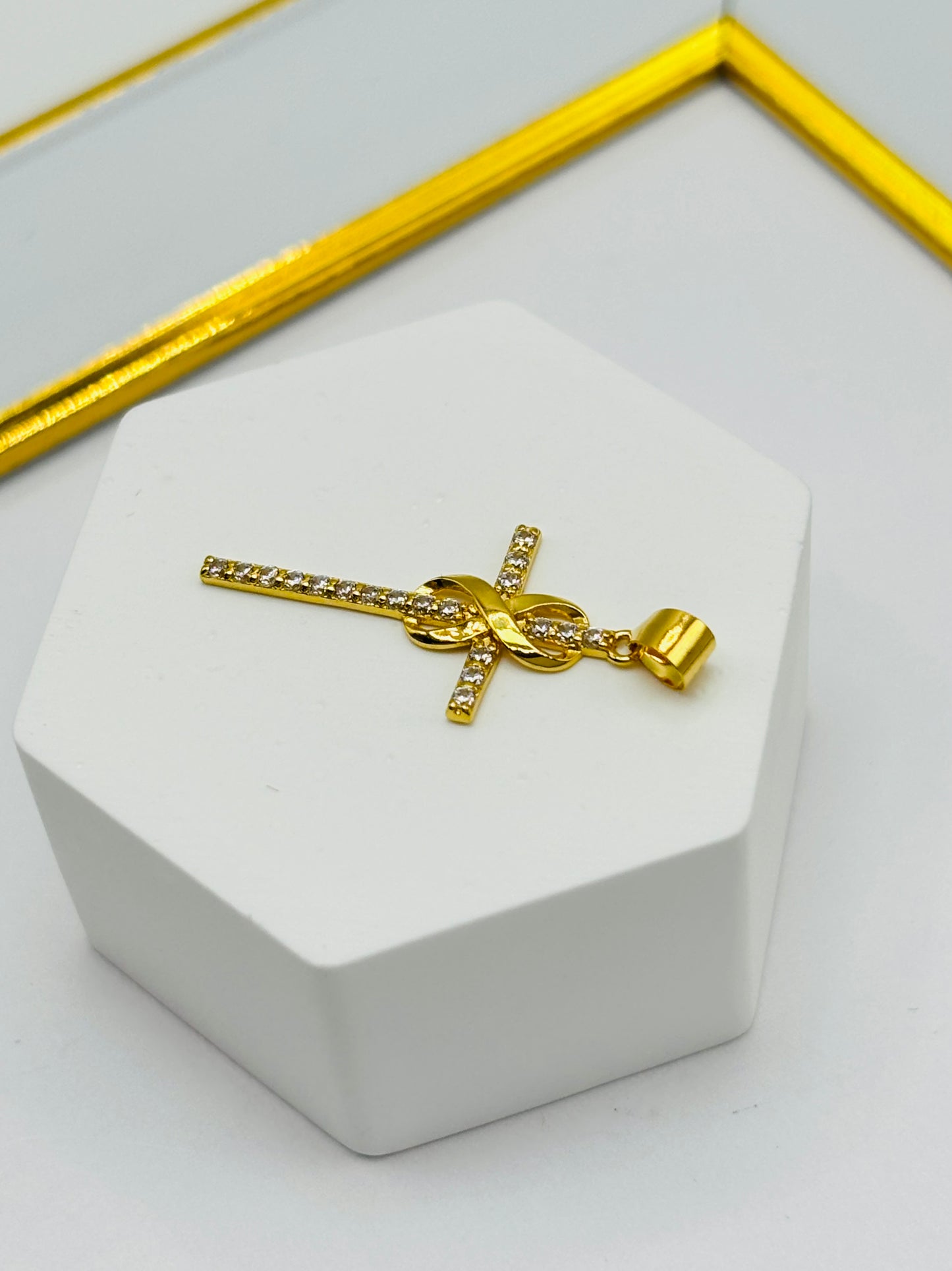 18K Gold Cross Pendant Stone