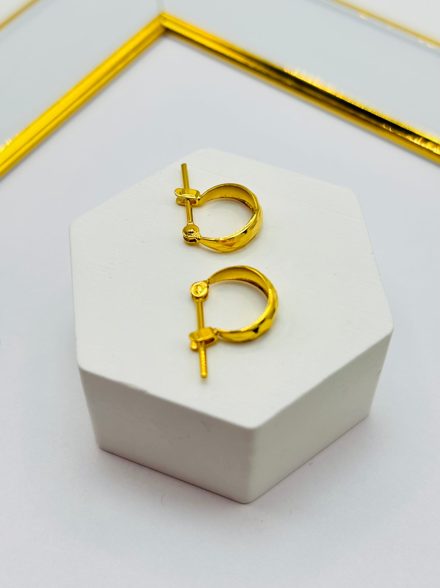 18K Gold Huggies Loop Earrings