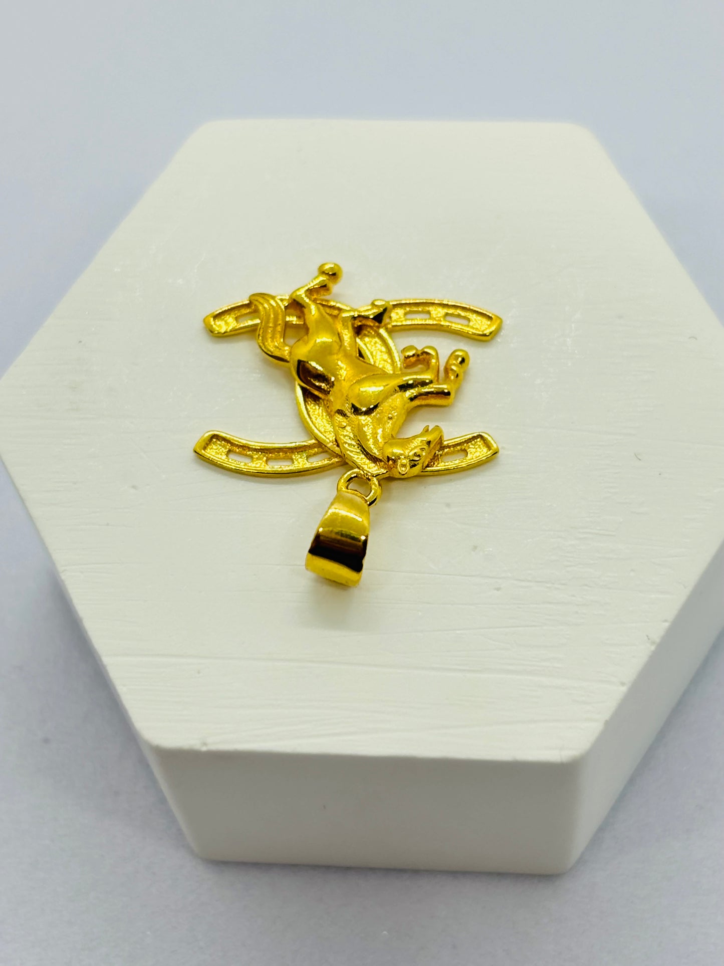 18K Gold Horse and Horse Shoe Pendant