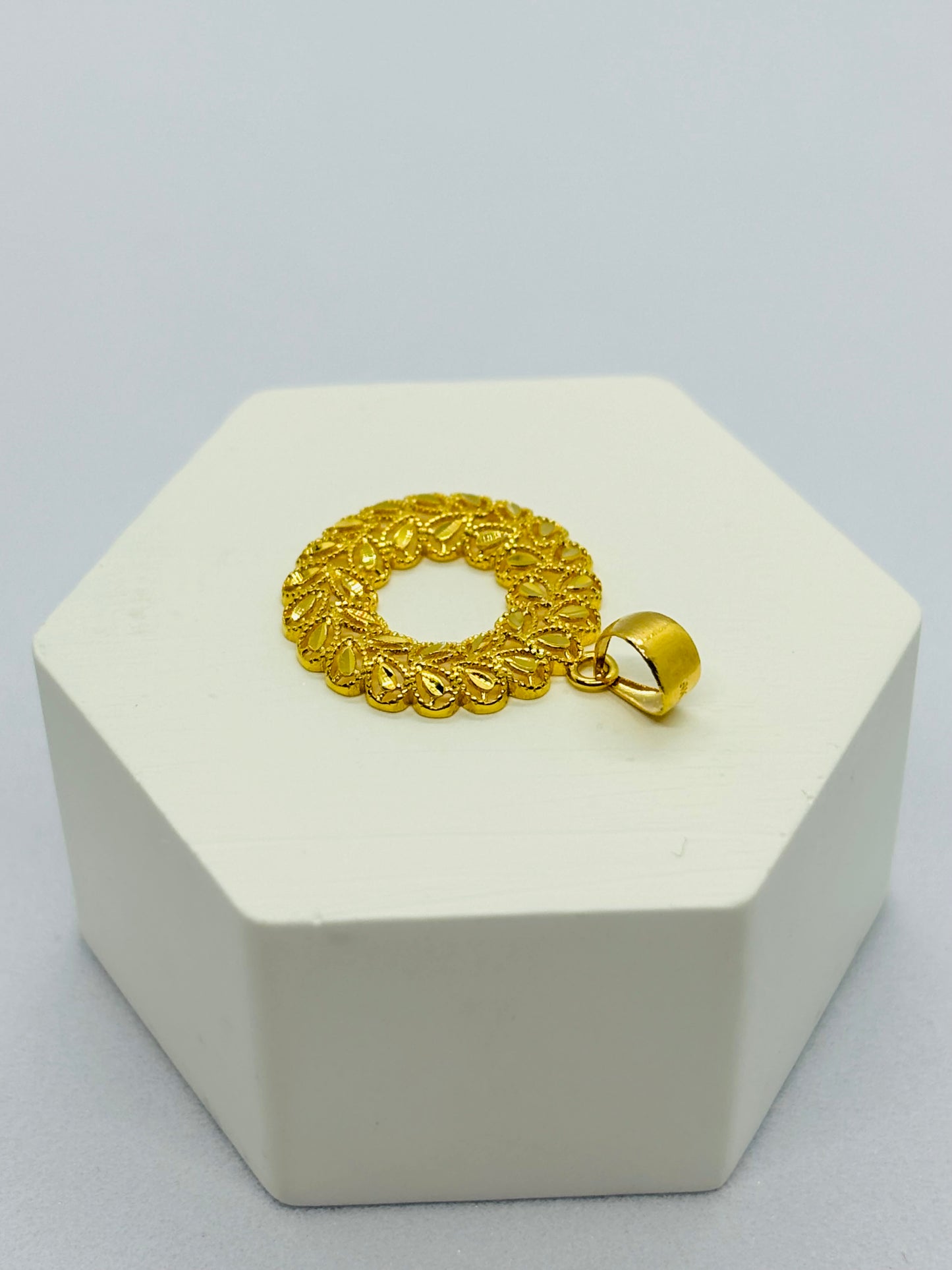 18K Gold Flower Circle Pendant