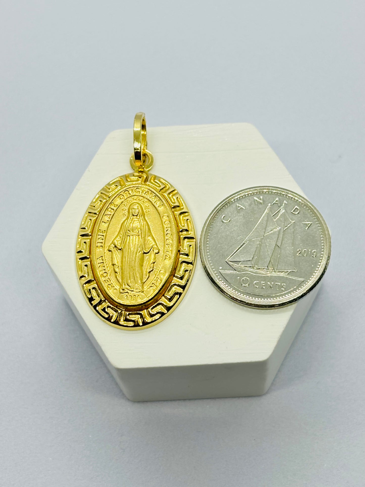 18K Gold Mama Mary Pendant