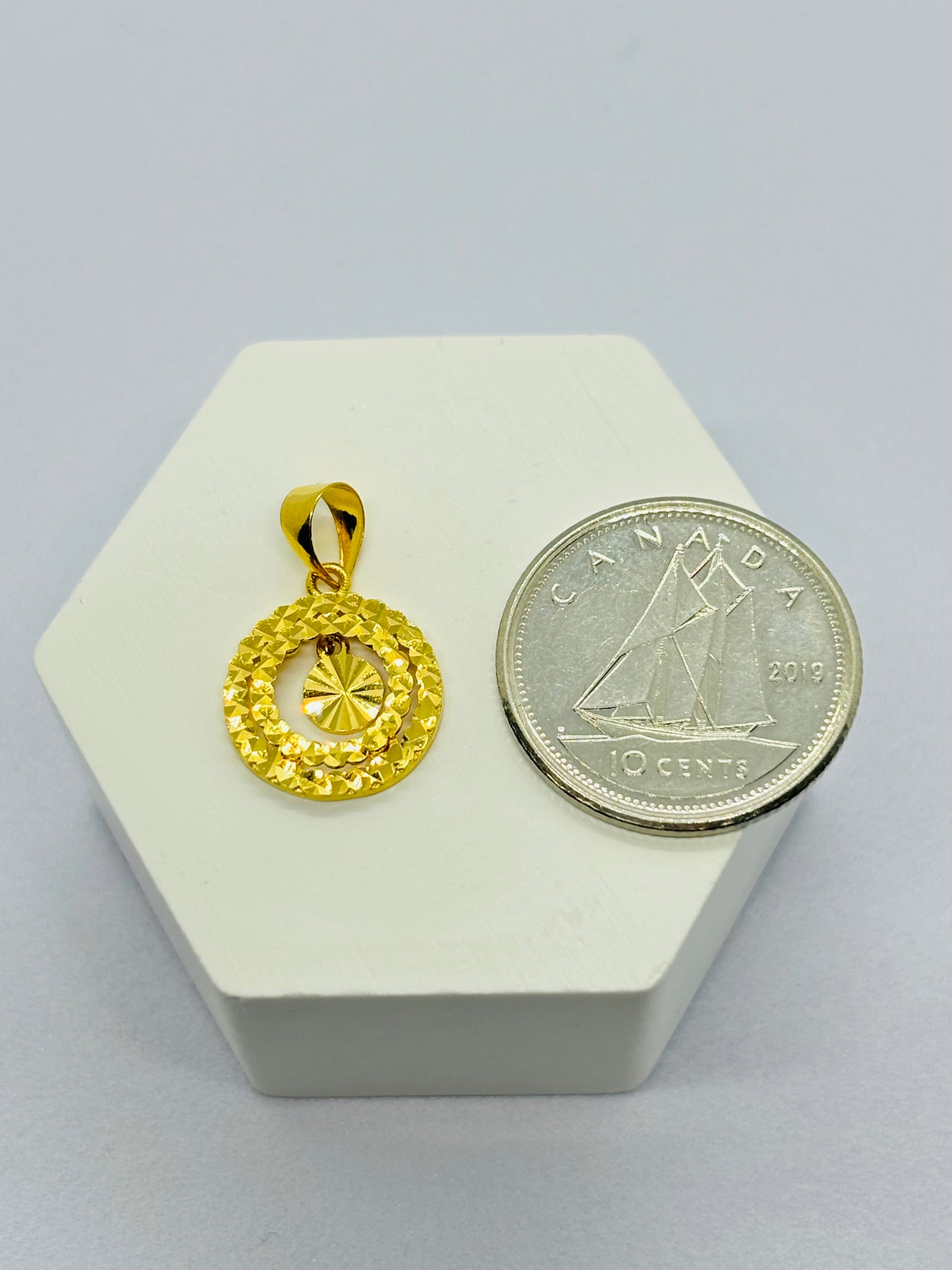 18k Gold Circle Pendant