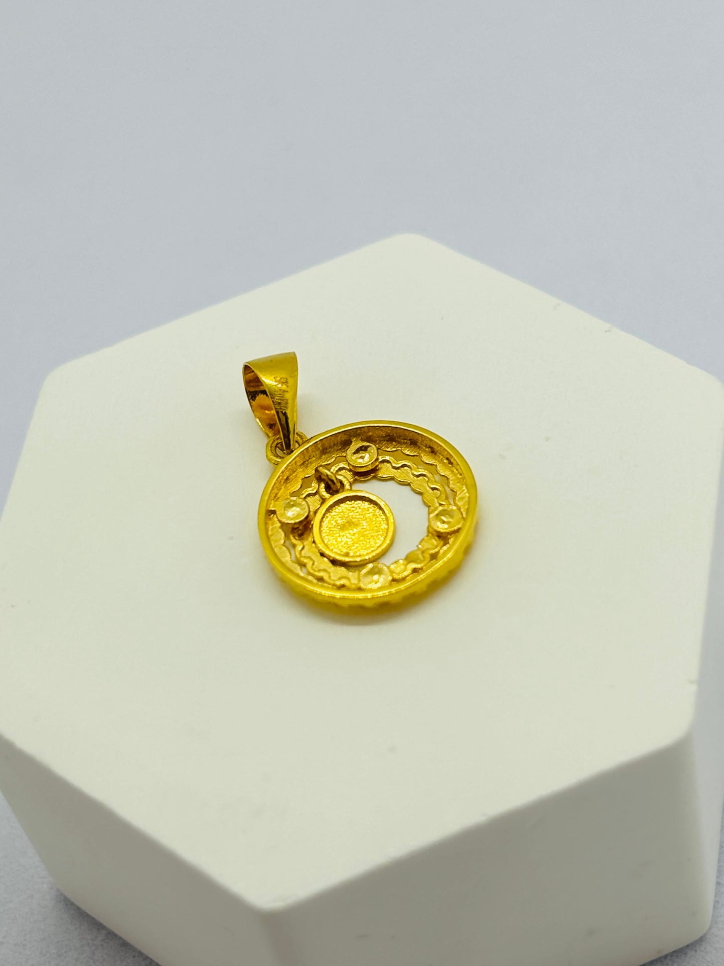 18k Gold Circle Pendant