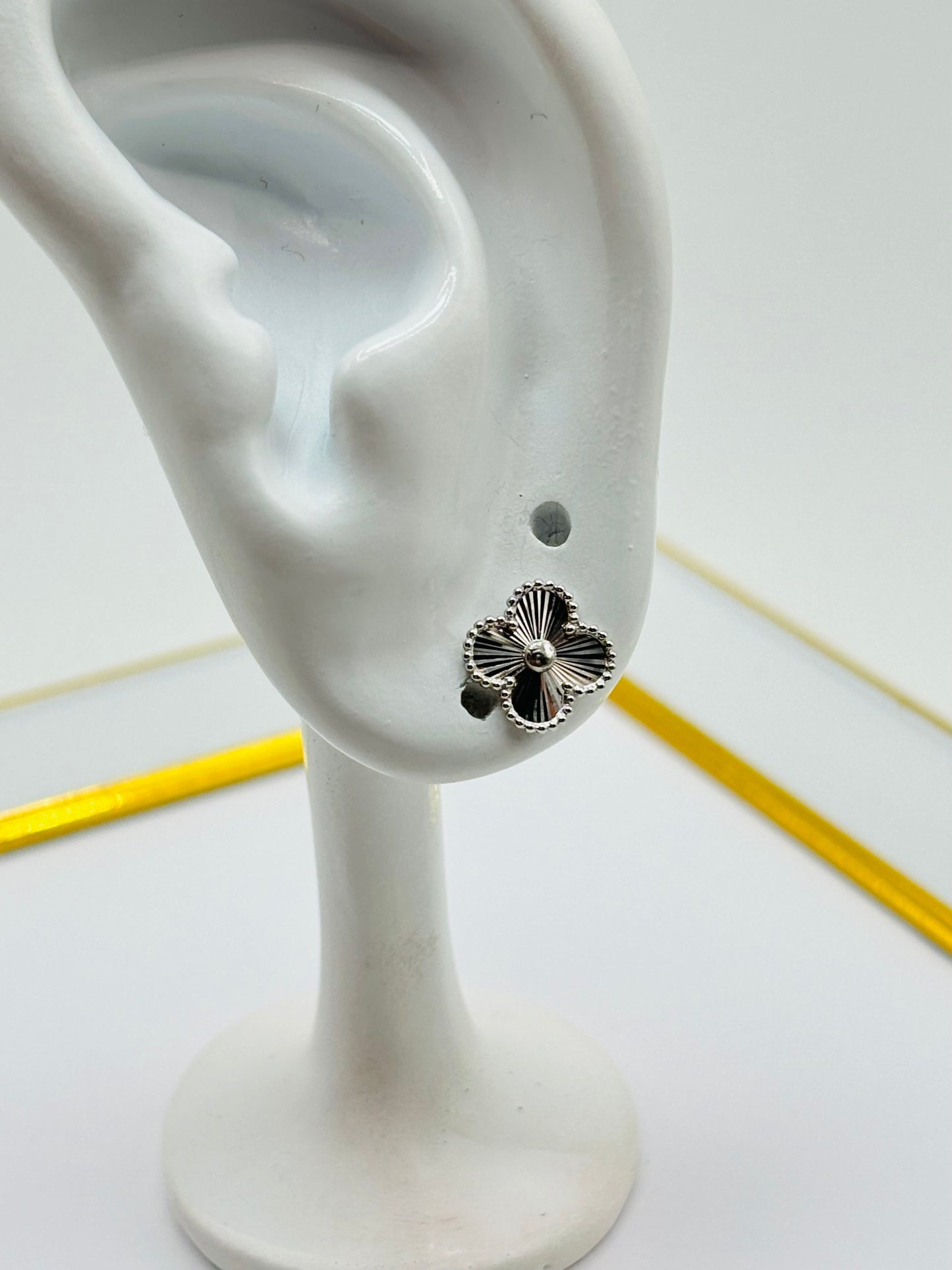 18K White Gold Clover Earrings