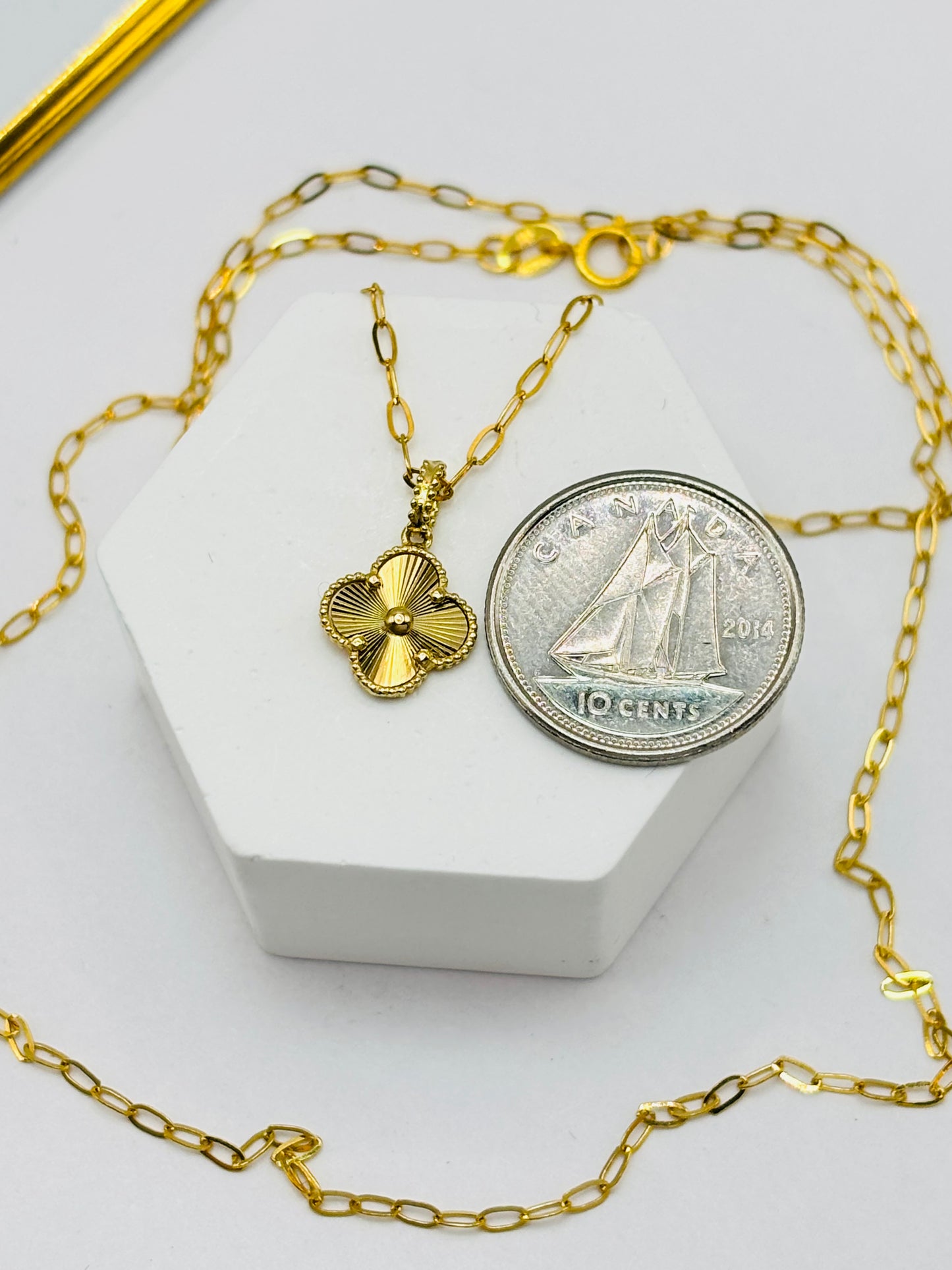 18K Gold Mini Paperclip Clover Necklace