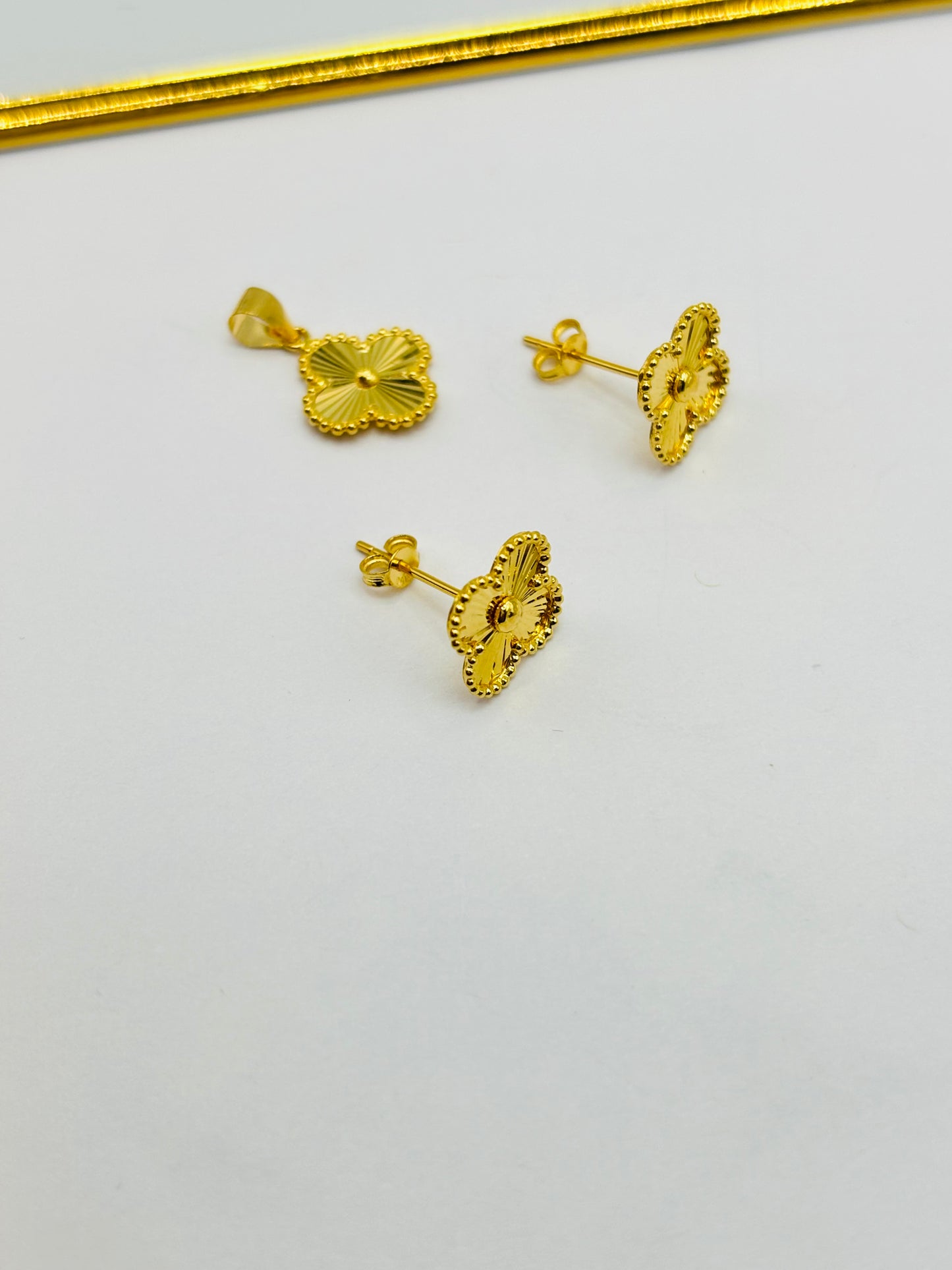 18K Gold Clover Earrings and Pendant Set