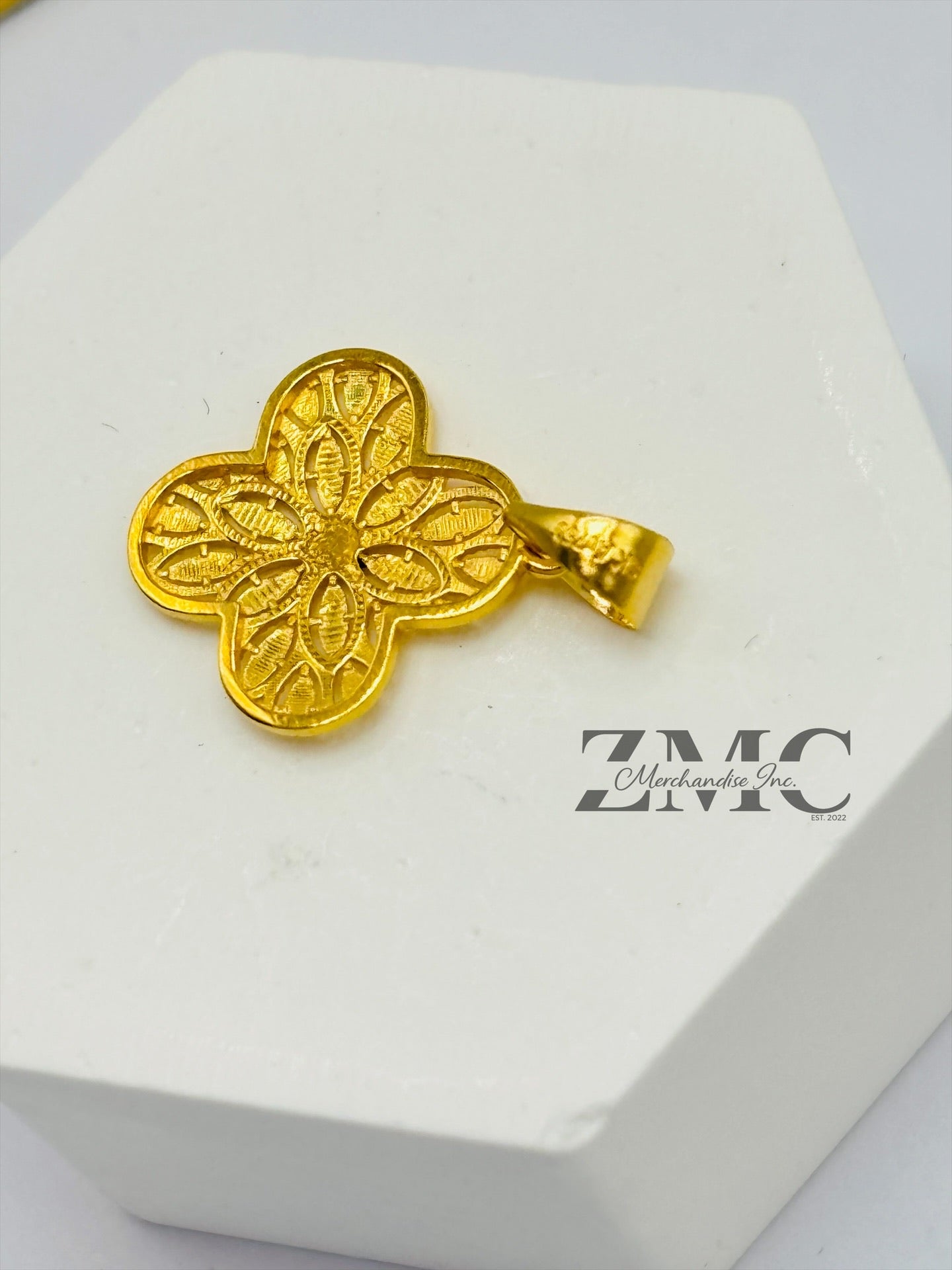 18K Gold Diamond Cut Clover Pendant