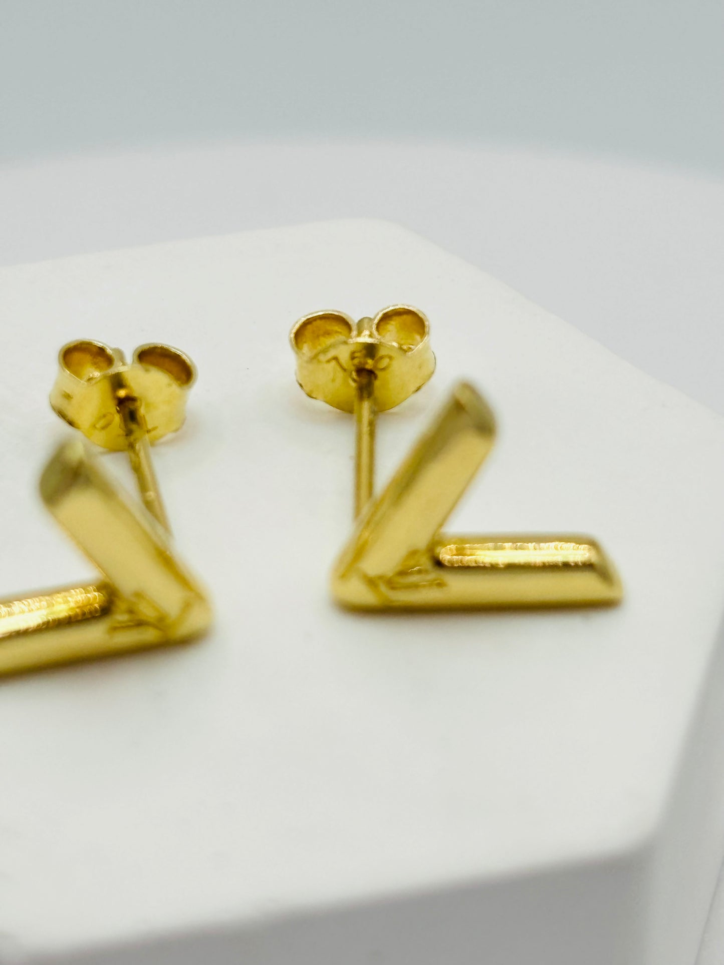 K18 Japan Gold V Earrings