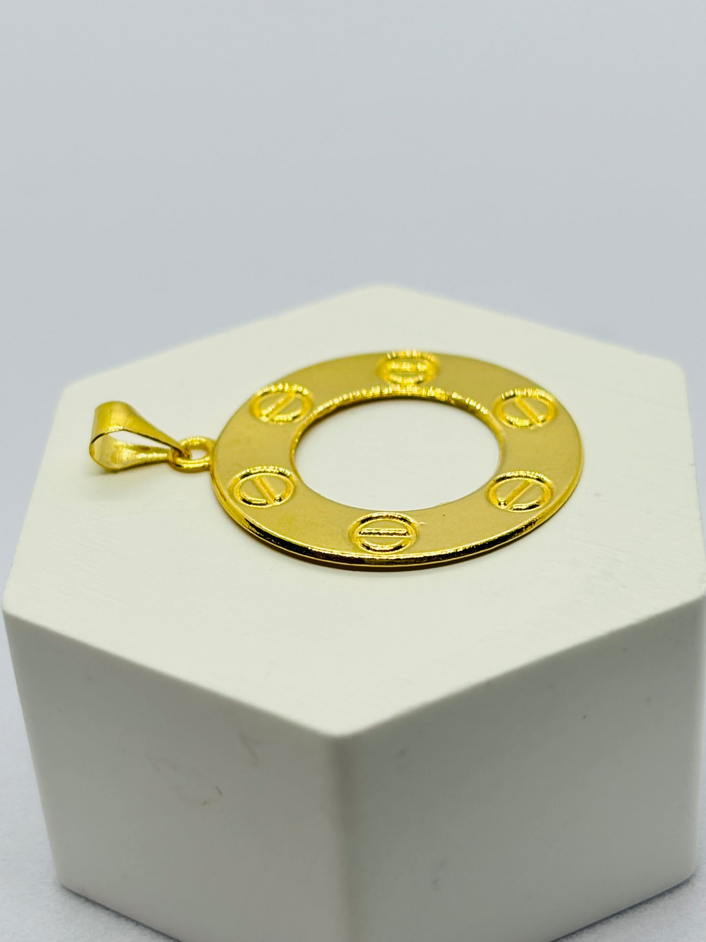 18k Gold Circle Pendant