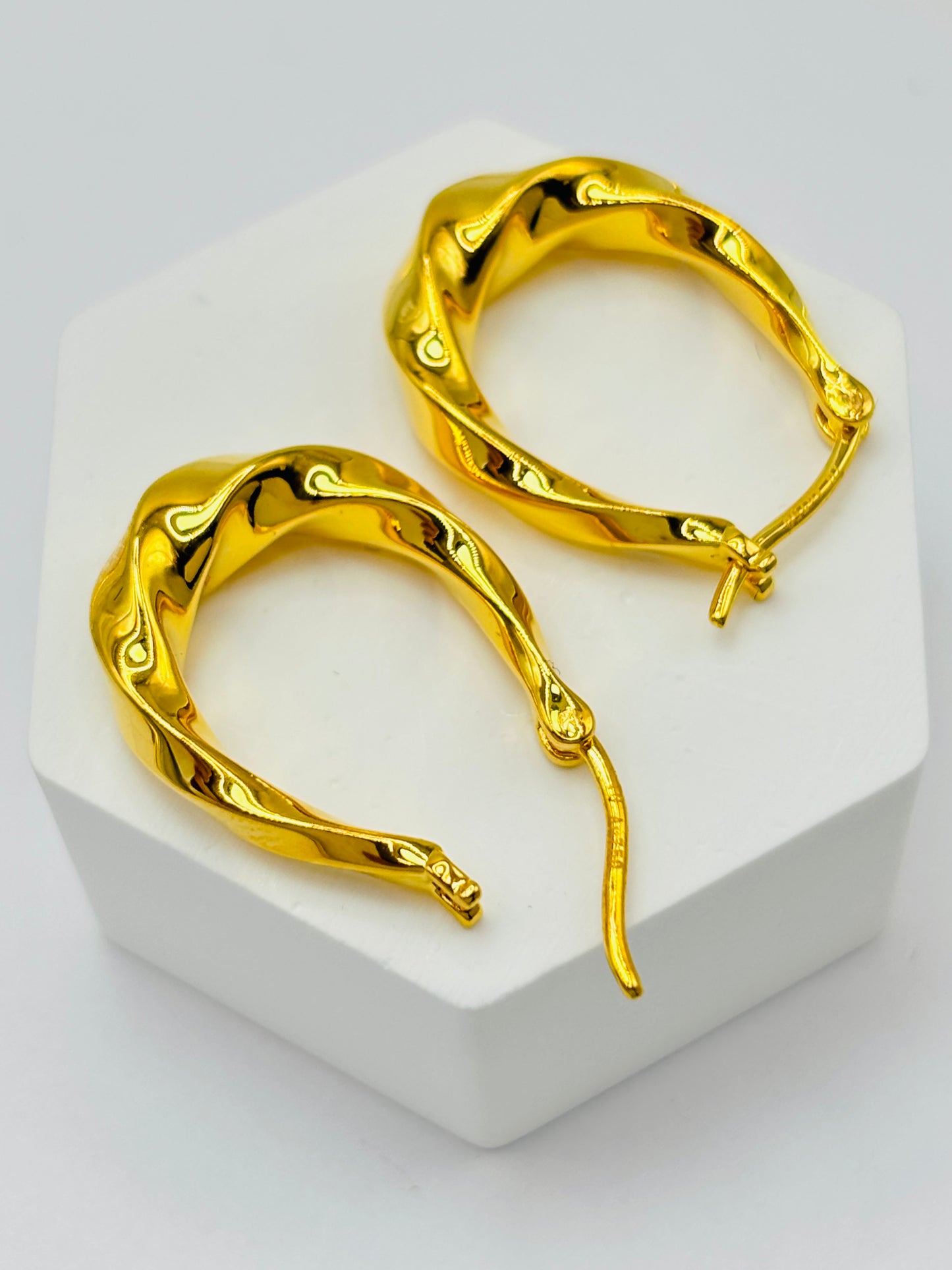 18K Gold Twisted Oval Loop Earrings (Electroform)