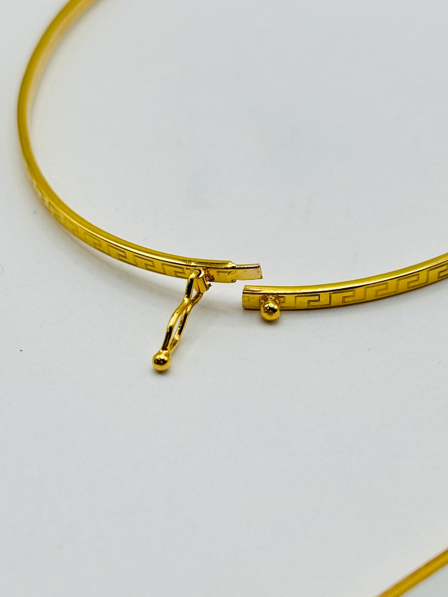 18K Gold F Slim Bangle