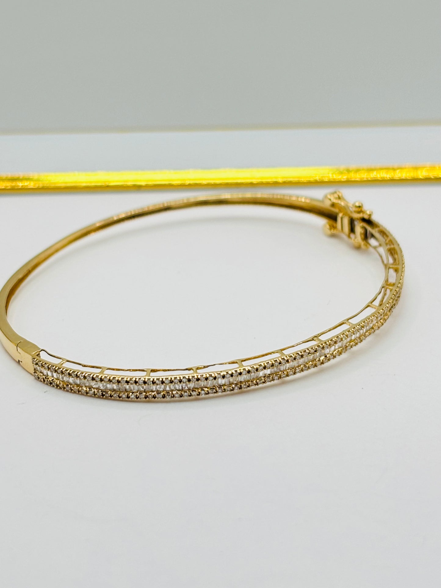 18K Gold Baguette Bangle Natural Diamond 1.00 carat