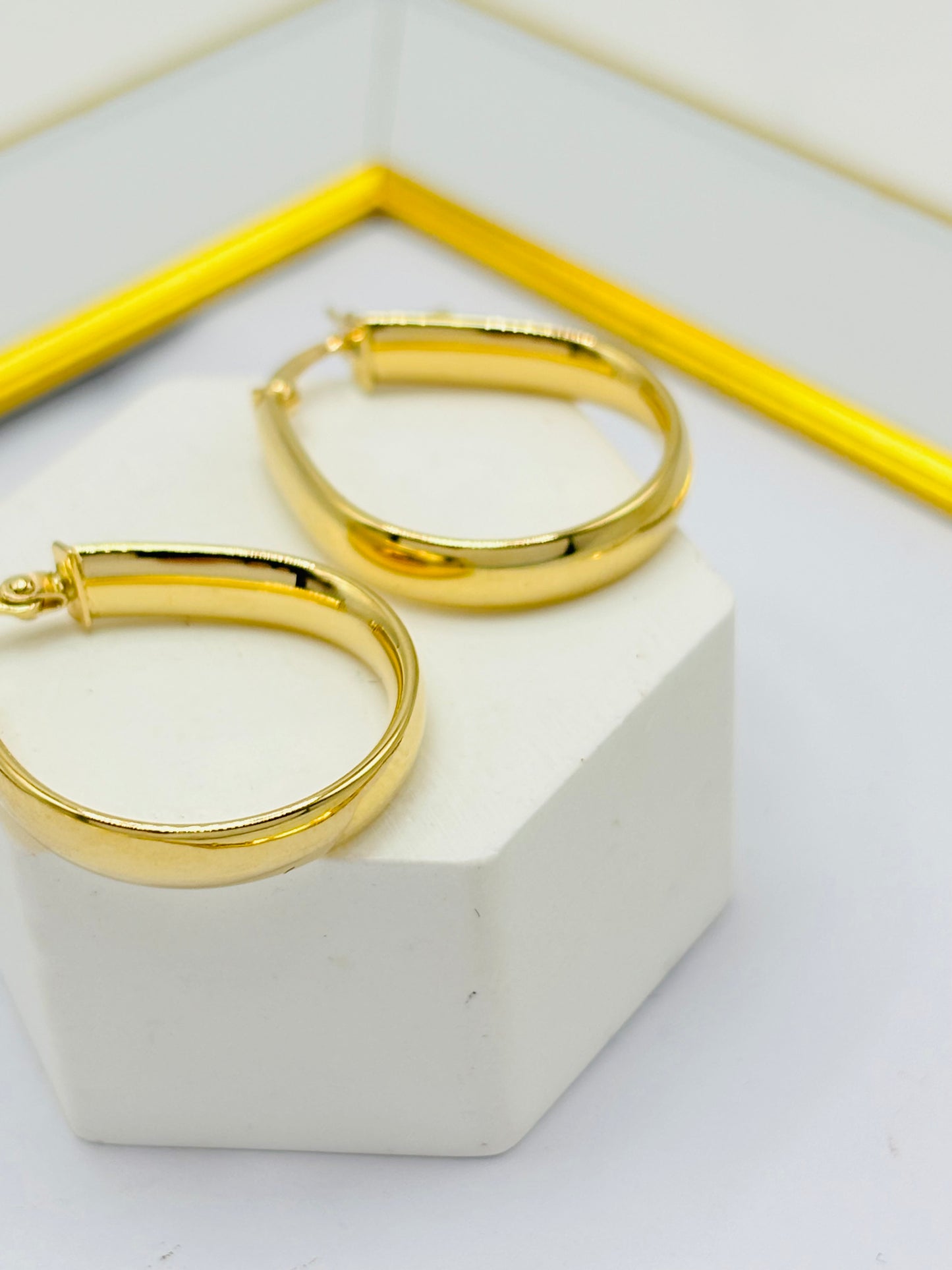 18K Gold Plain Oval Loop Earrings