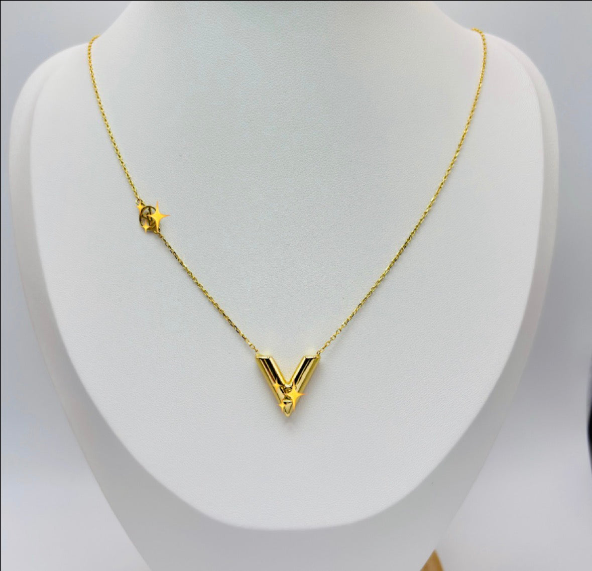 ₍˄·͈༝·͈˄*₎◞ ̑̑ Limited Edition 5つJewel 5つ K18 Japan Gold V Necklace – ZMC Merchandise Inc.
