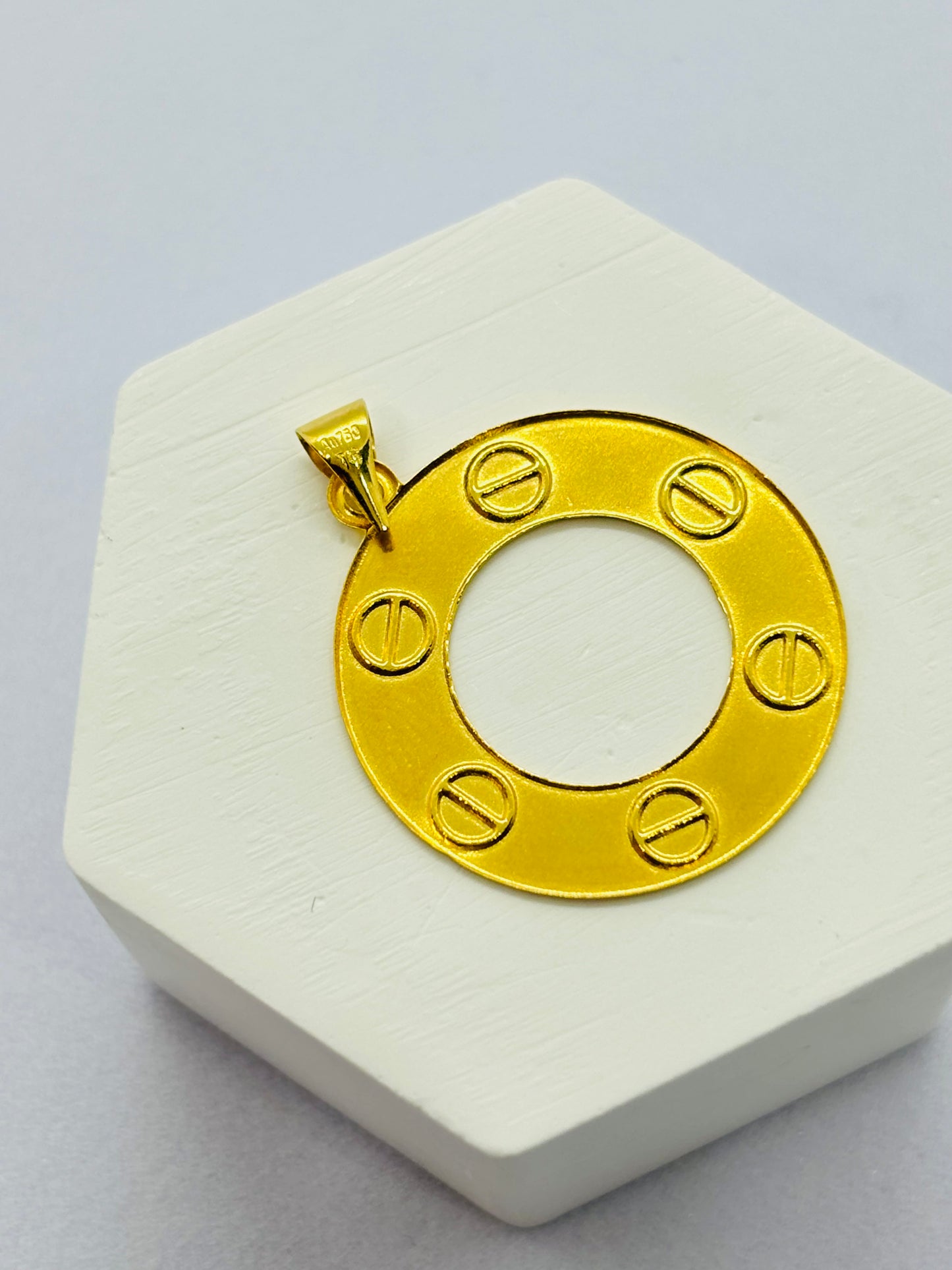 18k Gold Circle Pendant