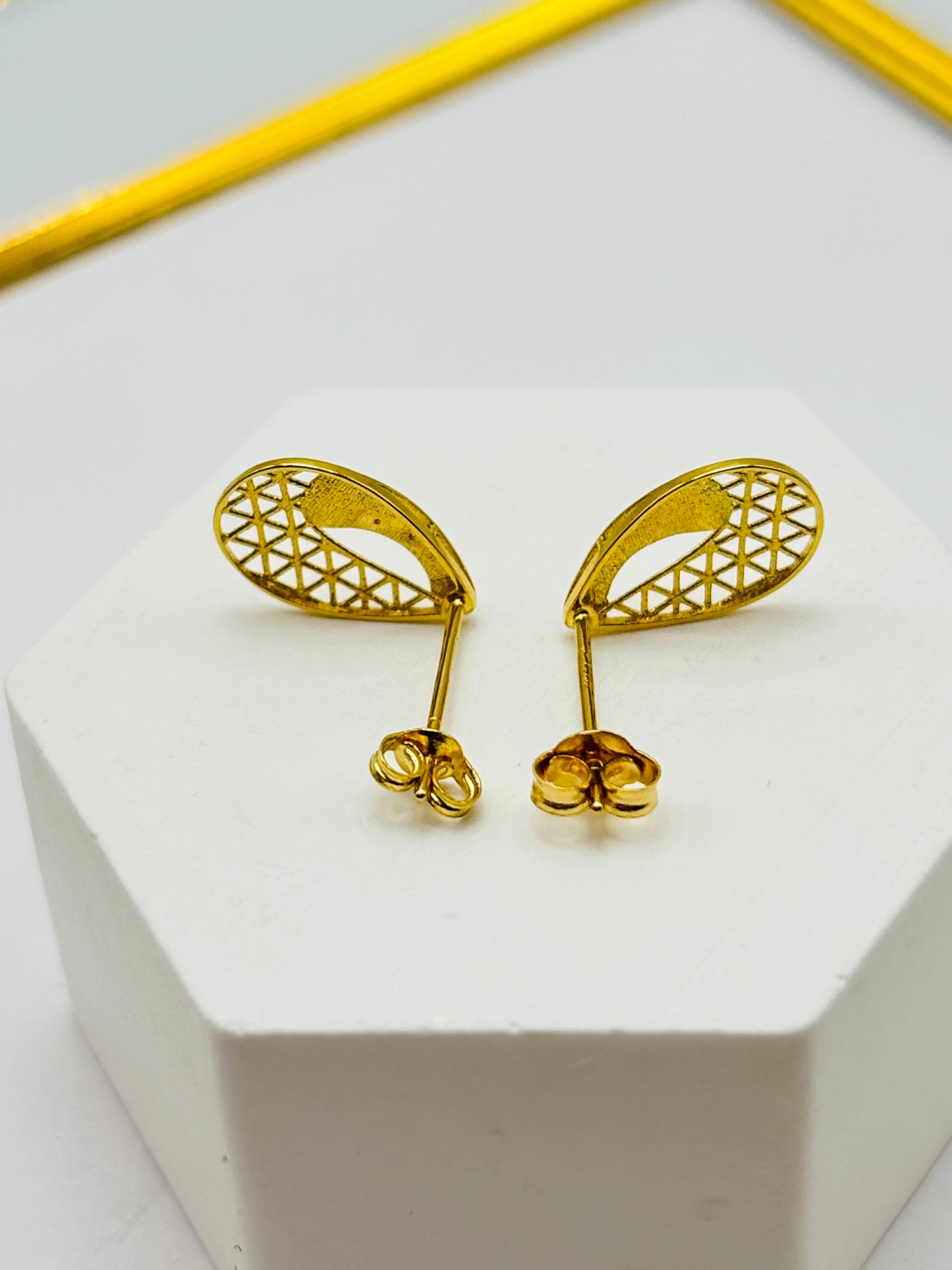 18K Gold Oval Earrings