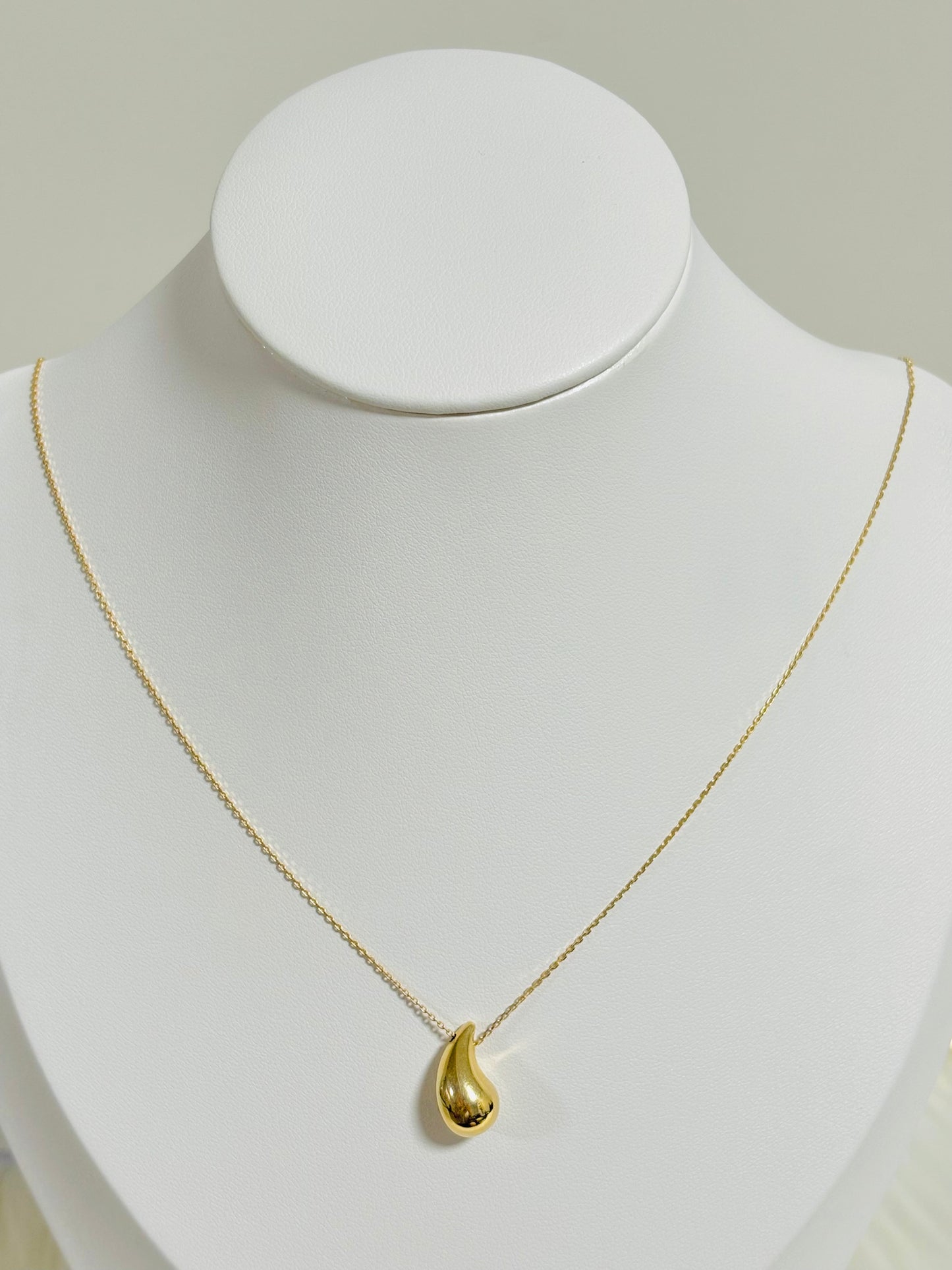 18K Gold Teardrop Attached Pendant Necklace
