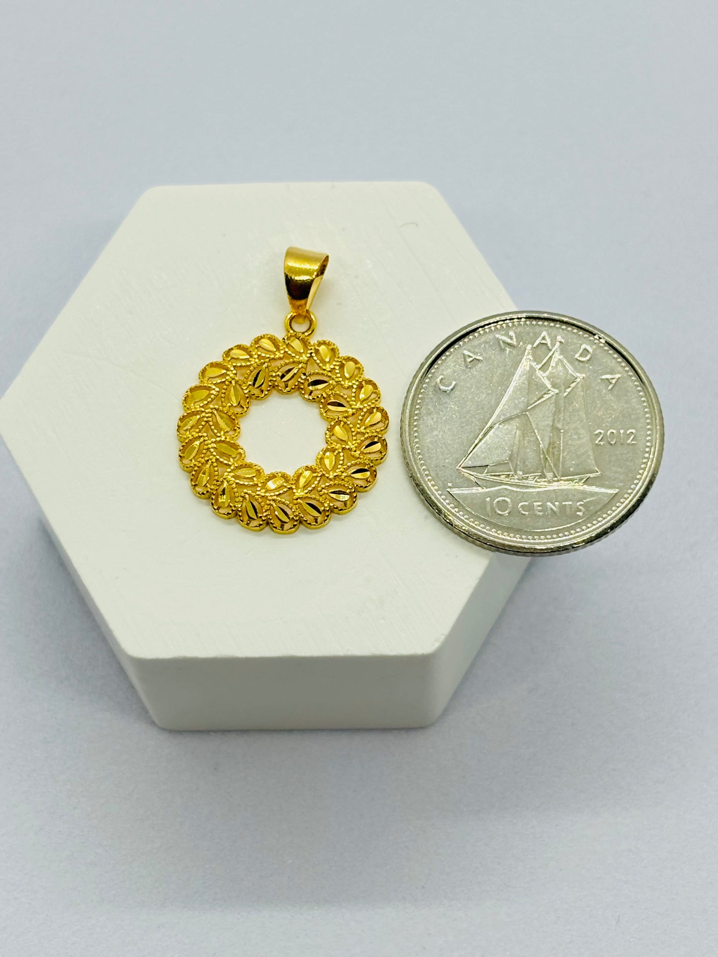 18K Gold Flower Circle Pendant