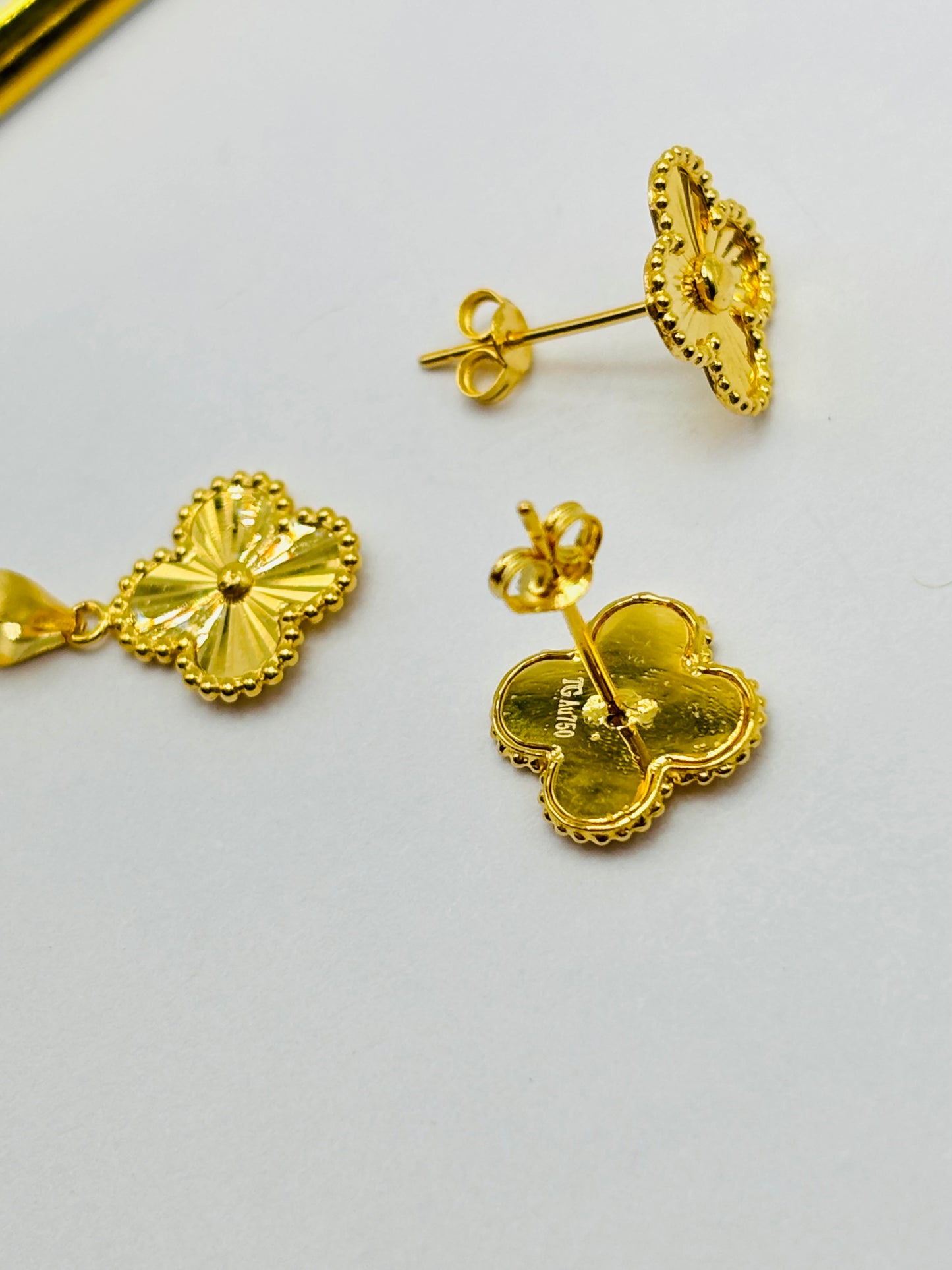 18K Gold Clover Earrings and Pendant Set