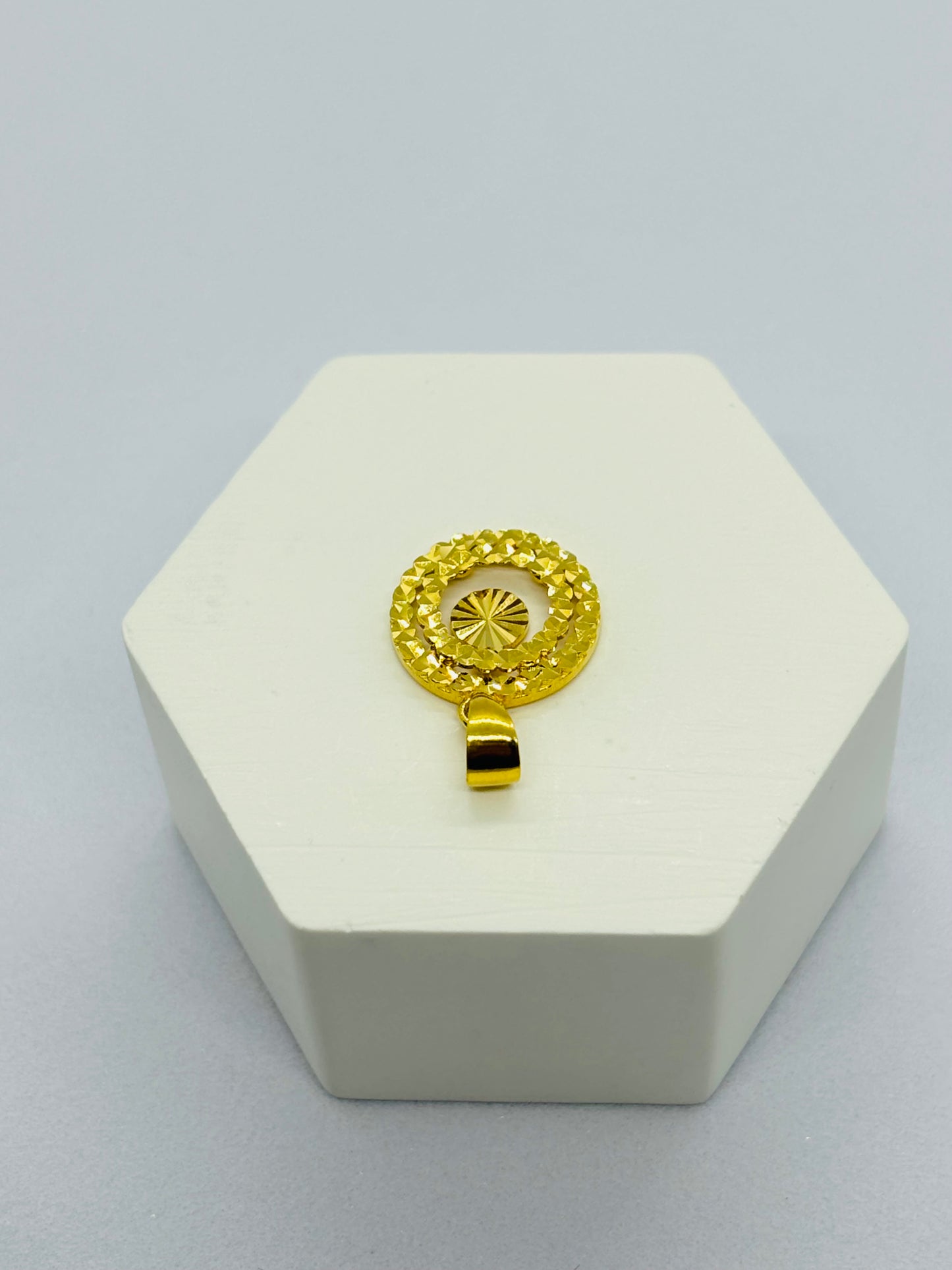 18k Gold Circle Pendant